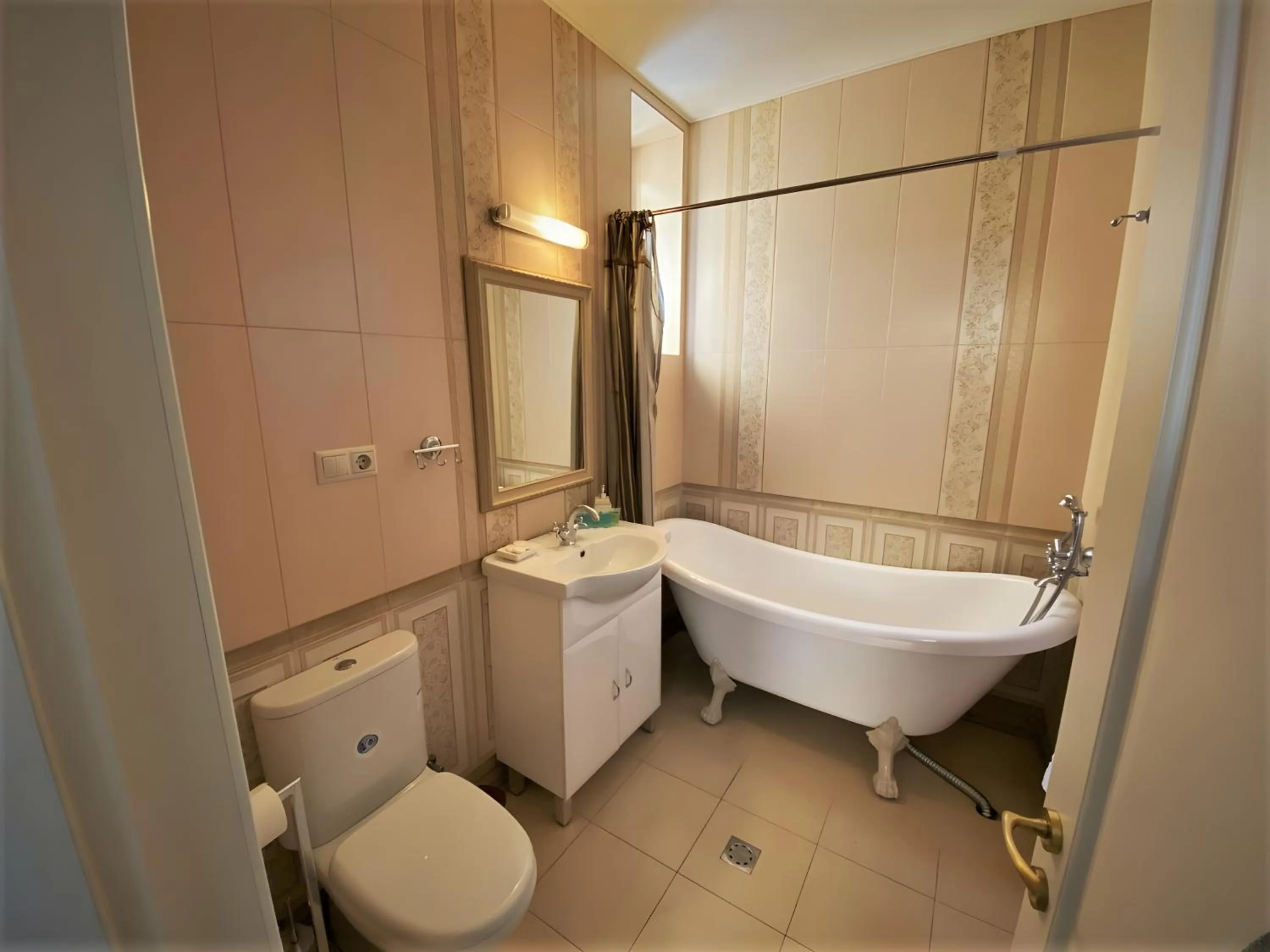 Shower in Marrone Hotel Tsaghkadzor