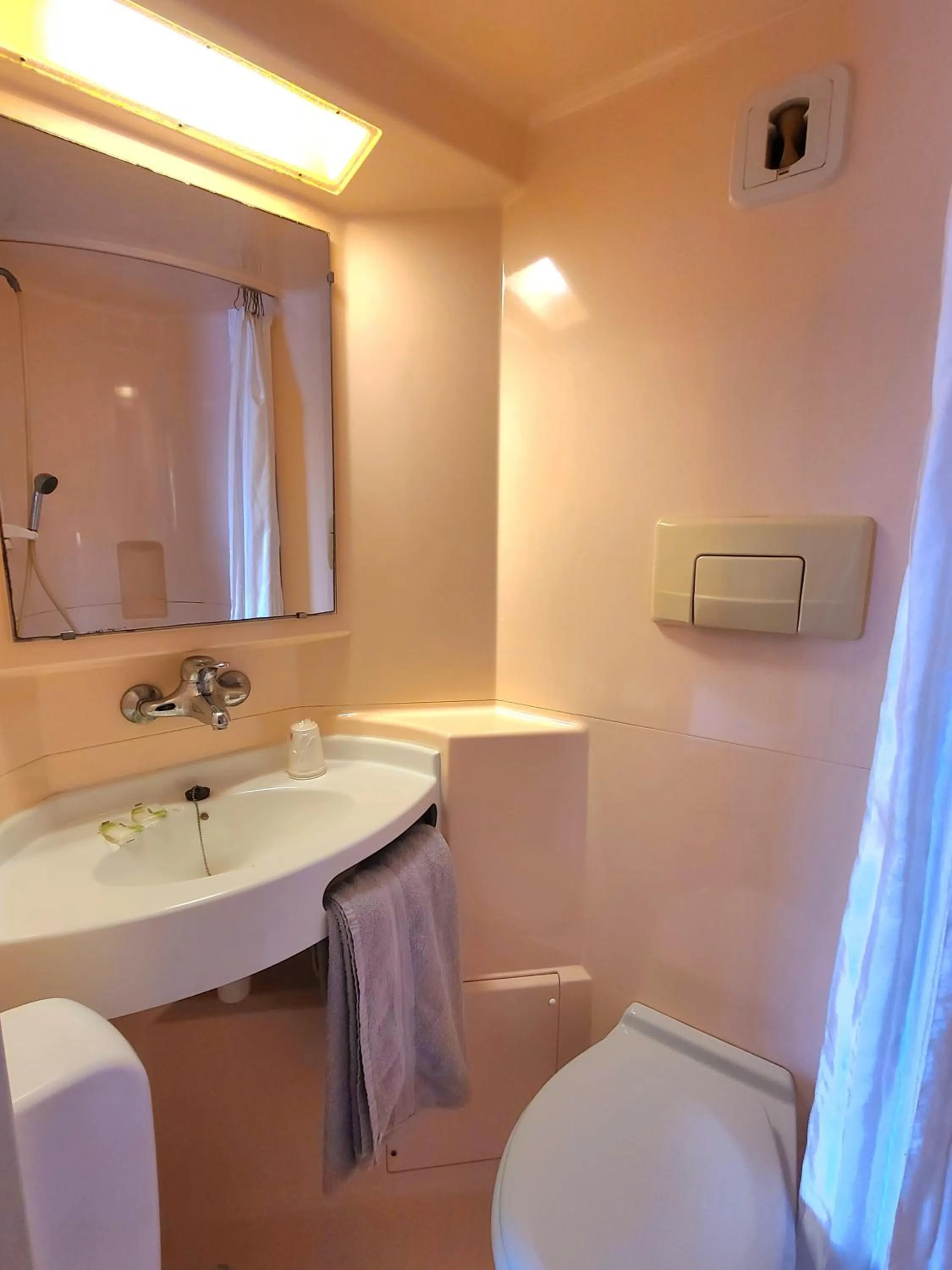 Bathroom in HOTEL PREMIERE CLASSE Rouen Sud Oissel
