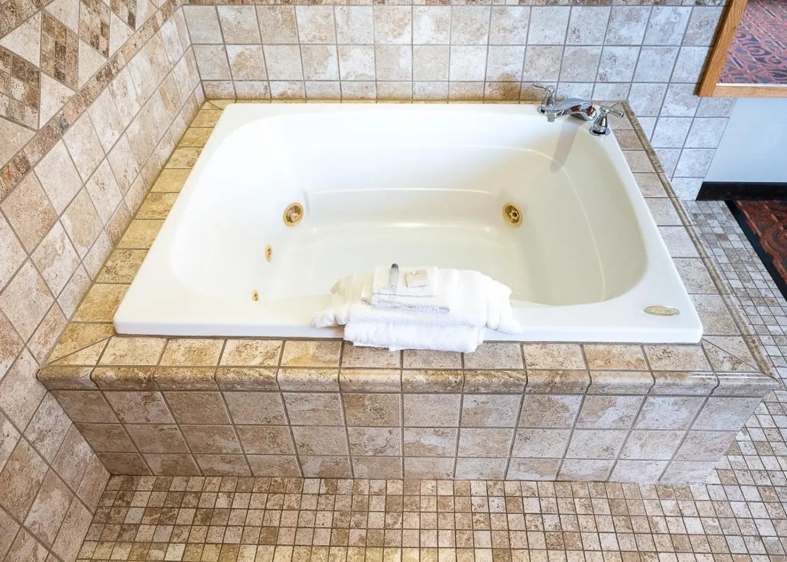 Suite with Hot Tub in Savanna Inn & Suites Suite with Hot Tub in Savanna Inn & Suites