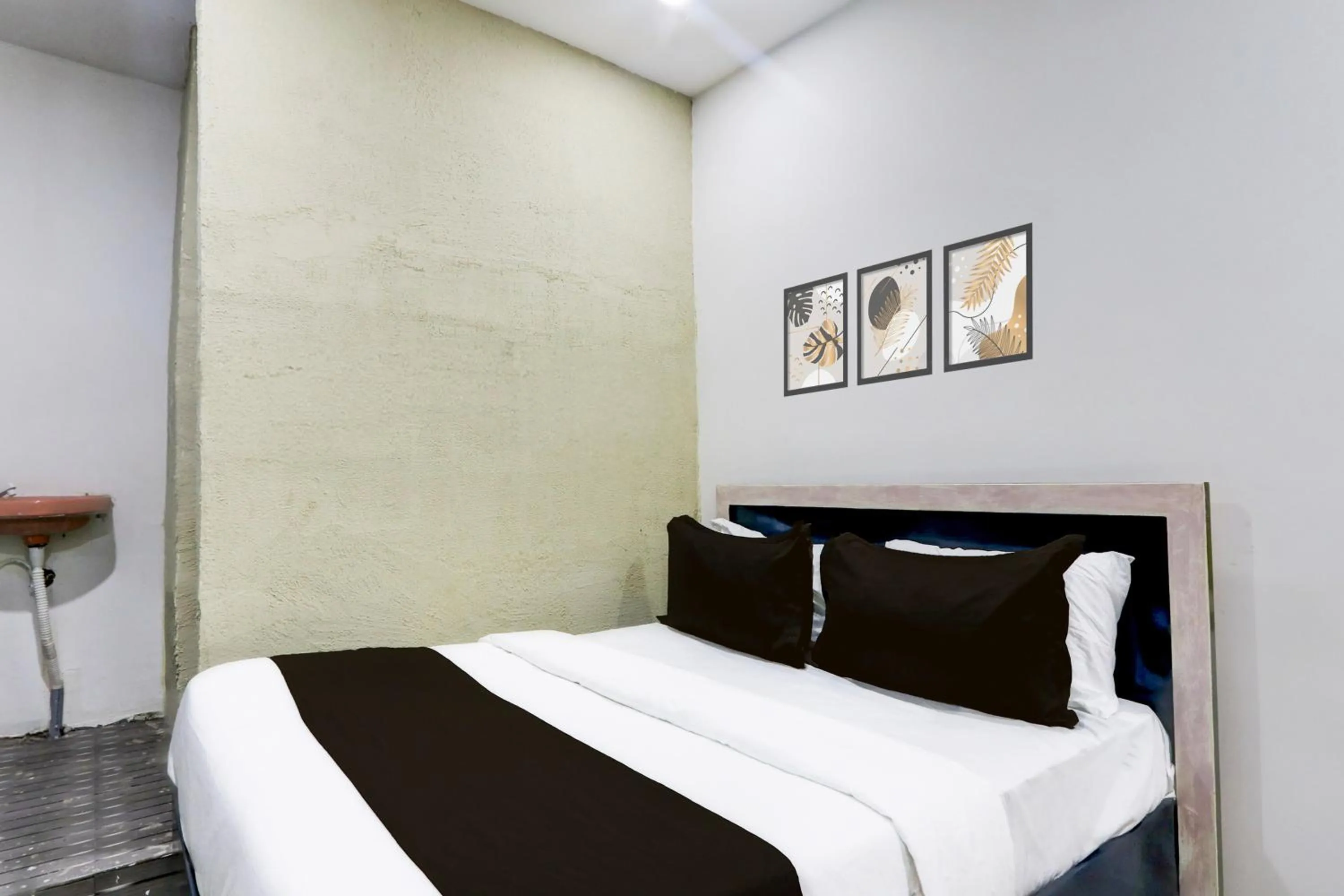 Bathroom, Bed in Hotel O by OYO Tara Grand luxury Rooms