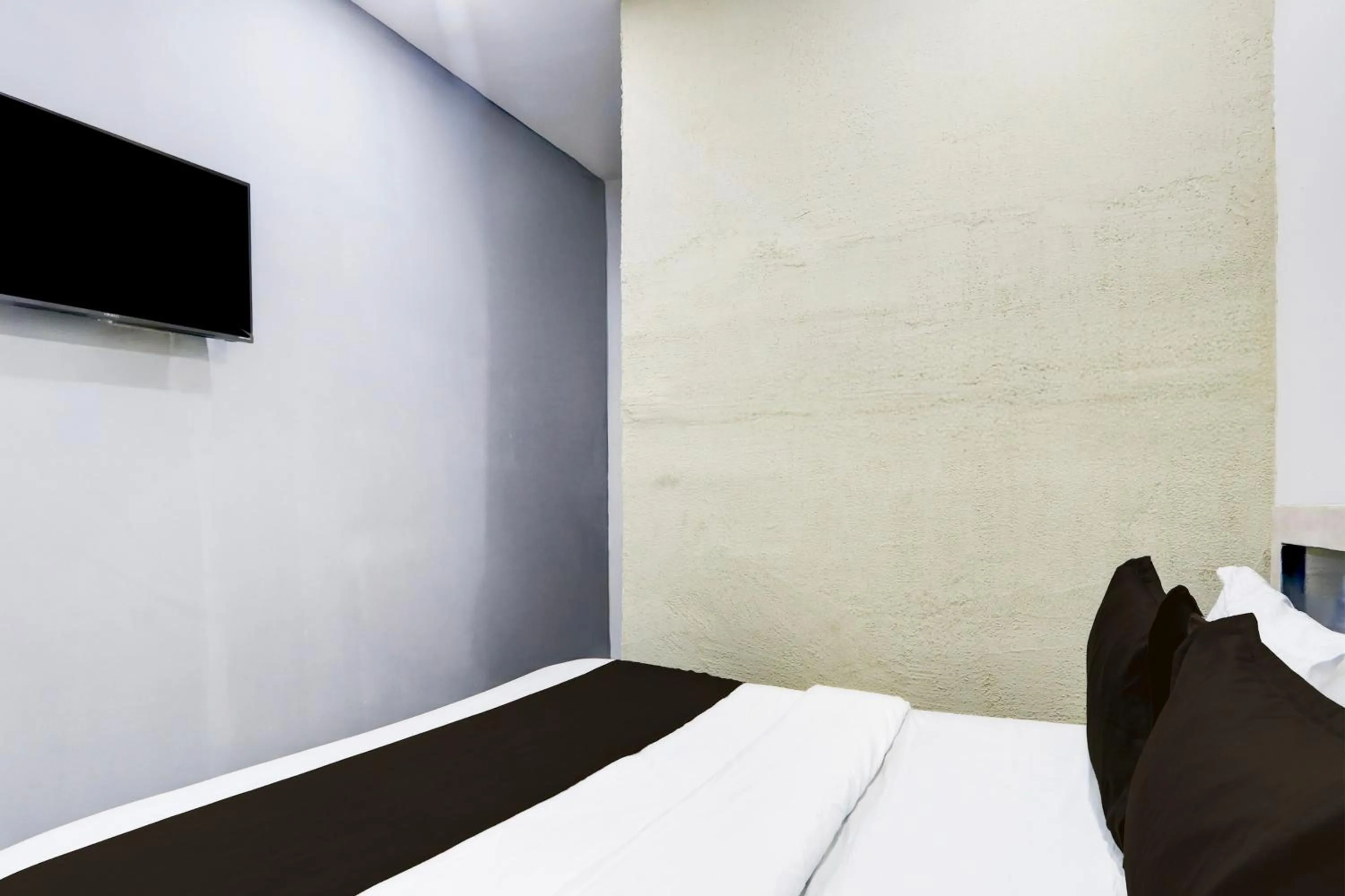 Facade/entrance, Bed in Hotel O by OYO Tara Grand luxury Rooms