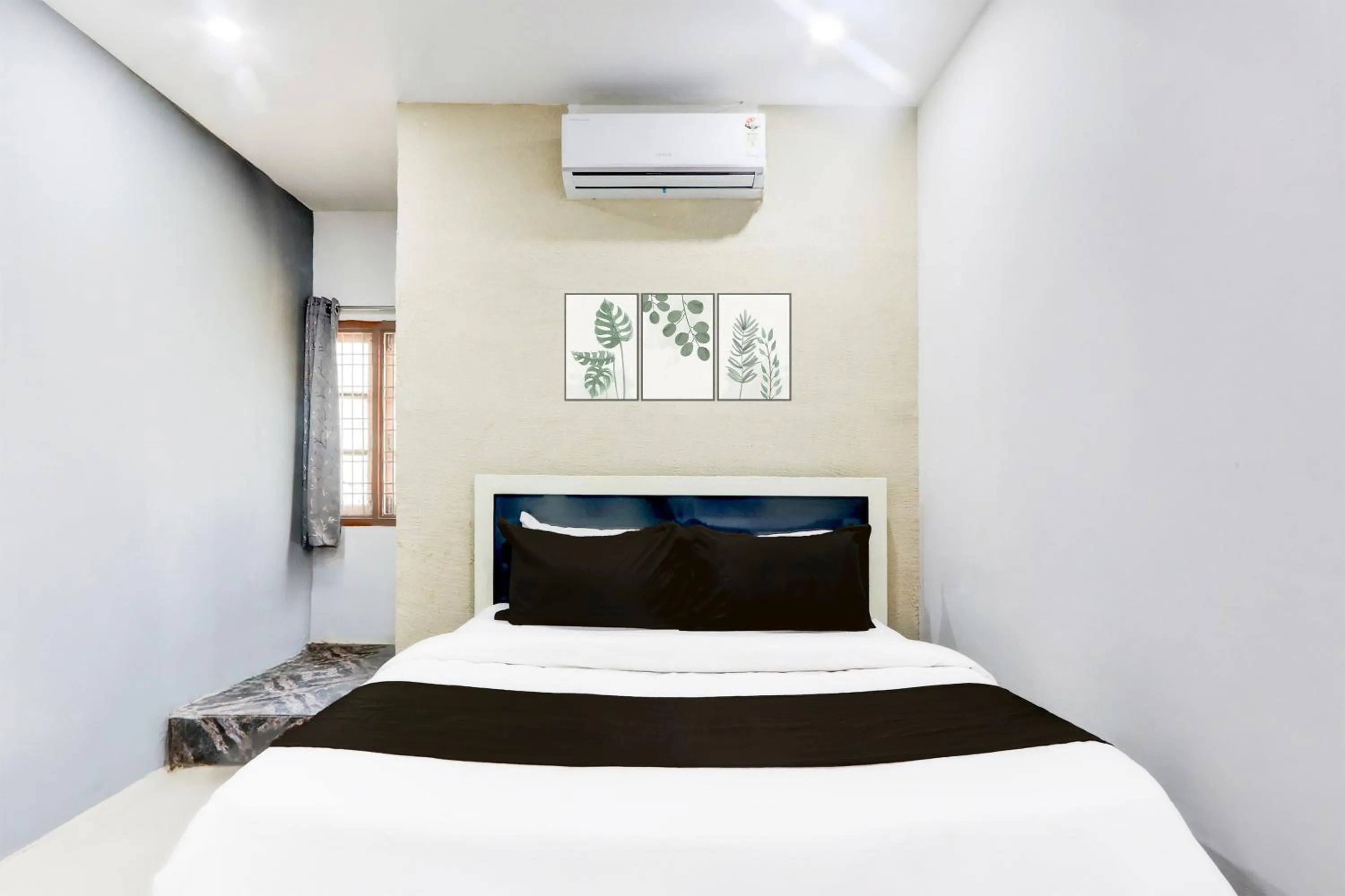 Facade/entrance, Bed in Hotel O by OYO Tara Grand luxury Rooms