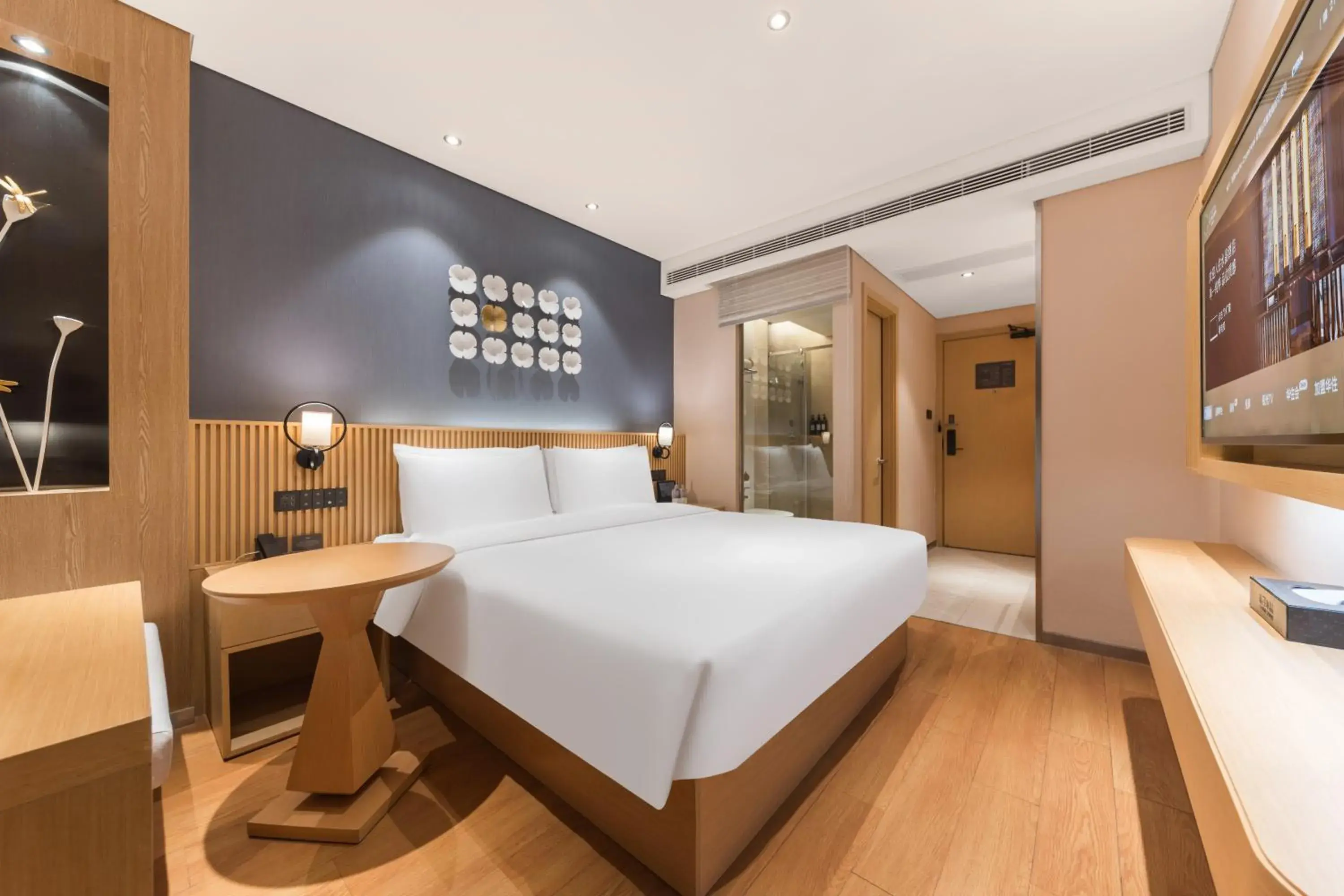 Balcony Deluxe King Room in Crystal Orange Hotel Shanghai The Bund Yu Garden Balcony Deluxe King Room in Crystal Orange Hotel Shanghai The Bund Yu Garden