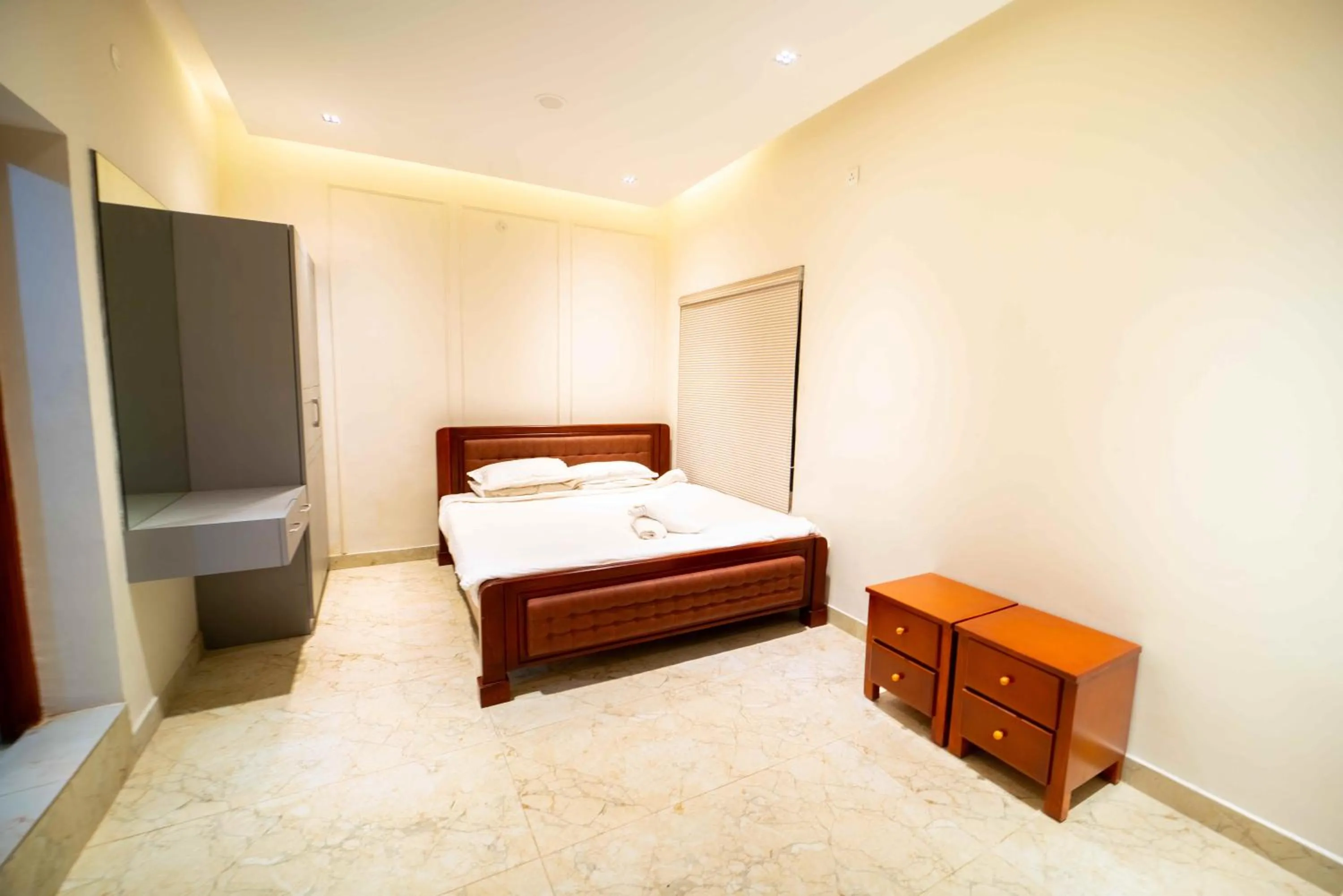 Bed in Queen's Hotel Mount garden Kodaikanal