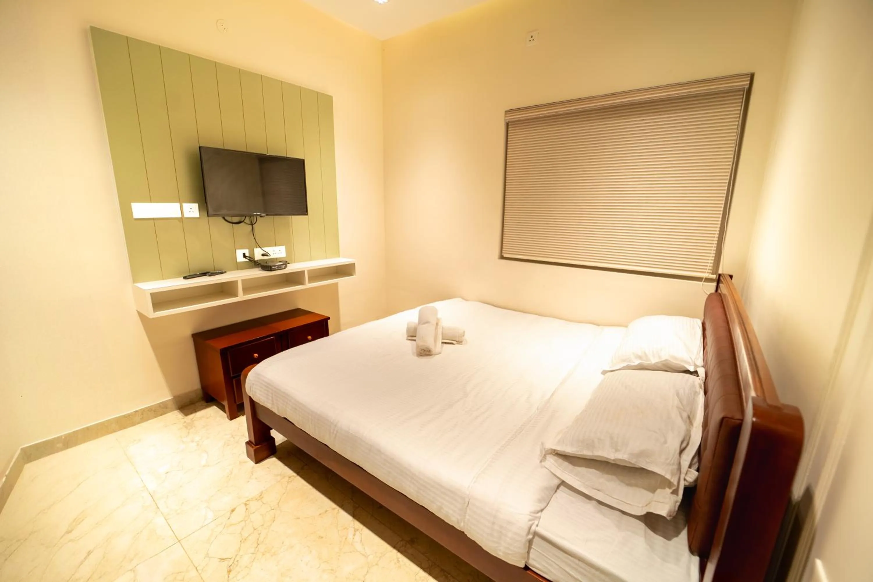 TV and multimedia in Queen's Hotel Mount garden Kodaikanal