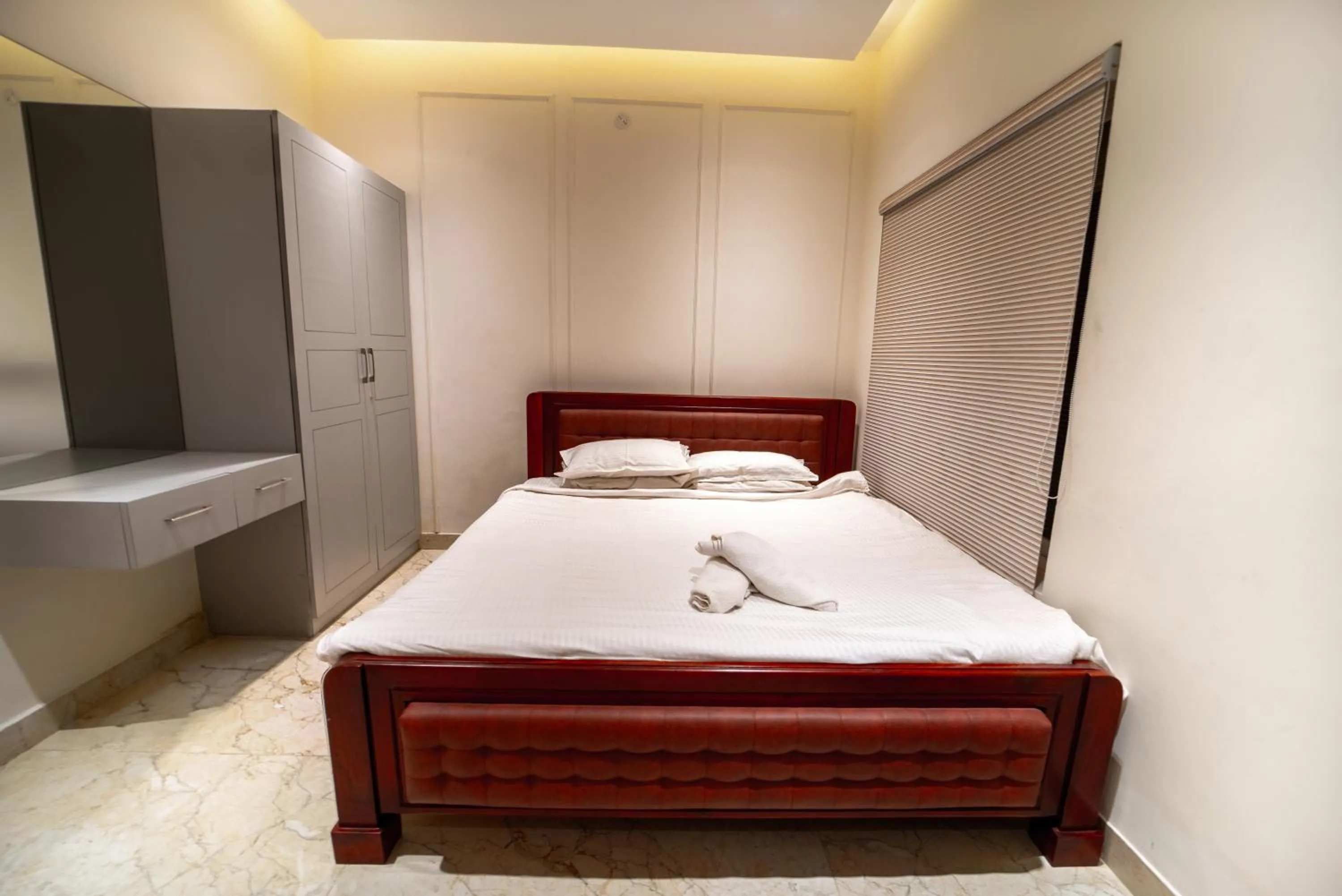 Bed in Queen's Hotel Mount garden Kodaikanal