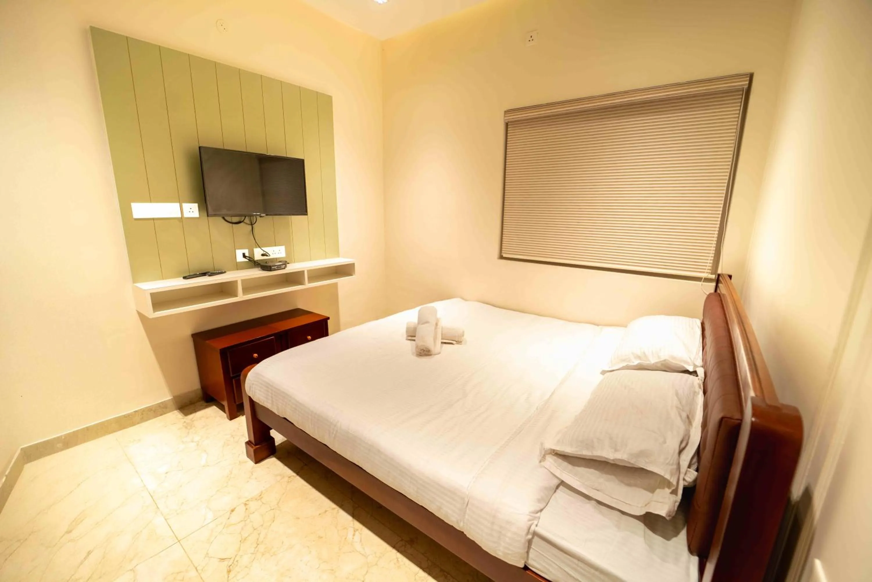 Communal lounge/ TV room in Queen's Hotel Mount garden Kodaikanal