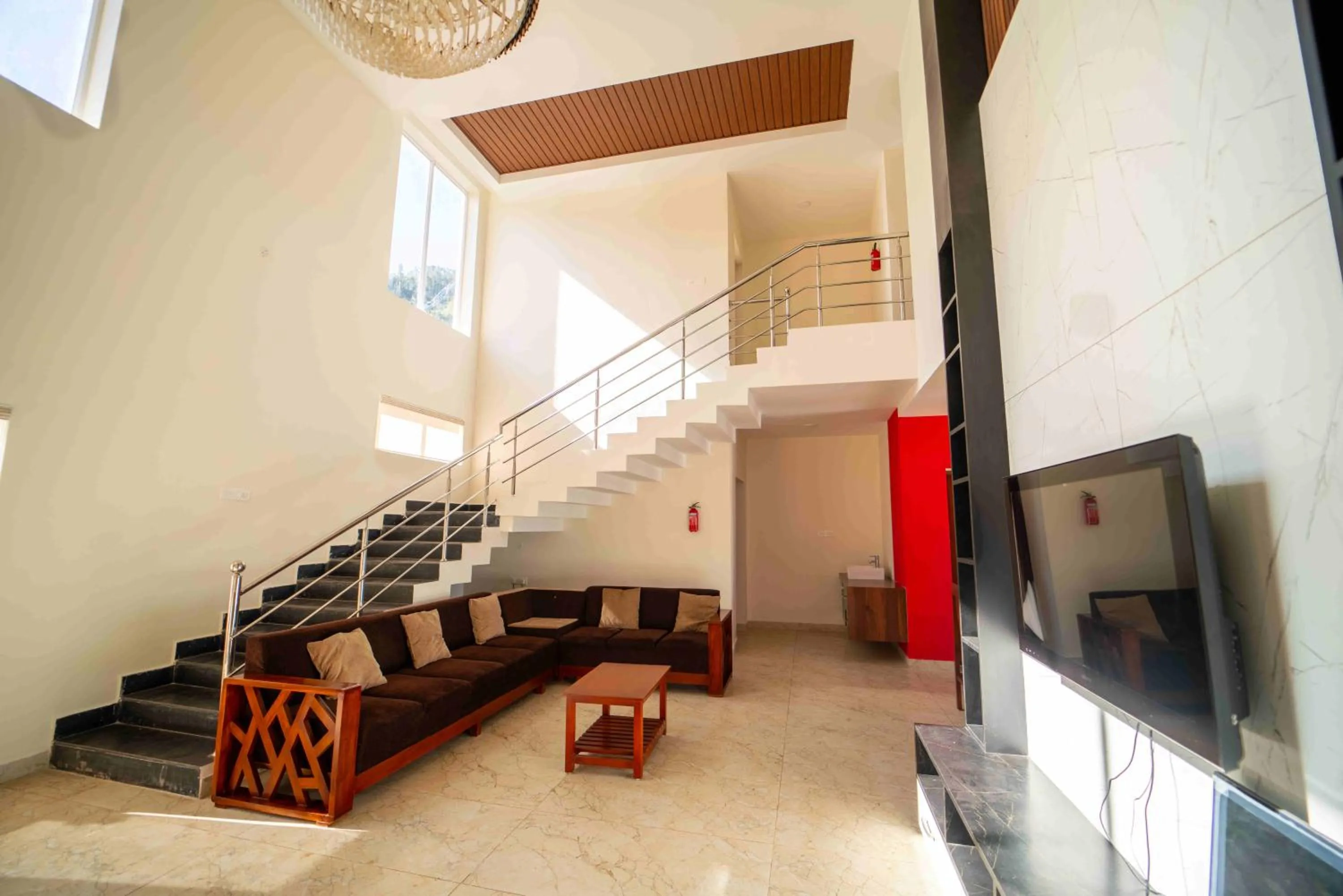 TV and multimedia in Queen's Hotel Mount garden Kodaikanal