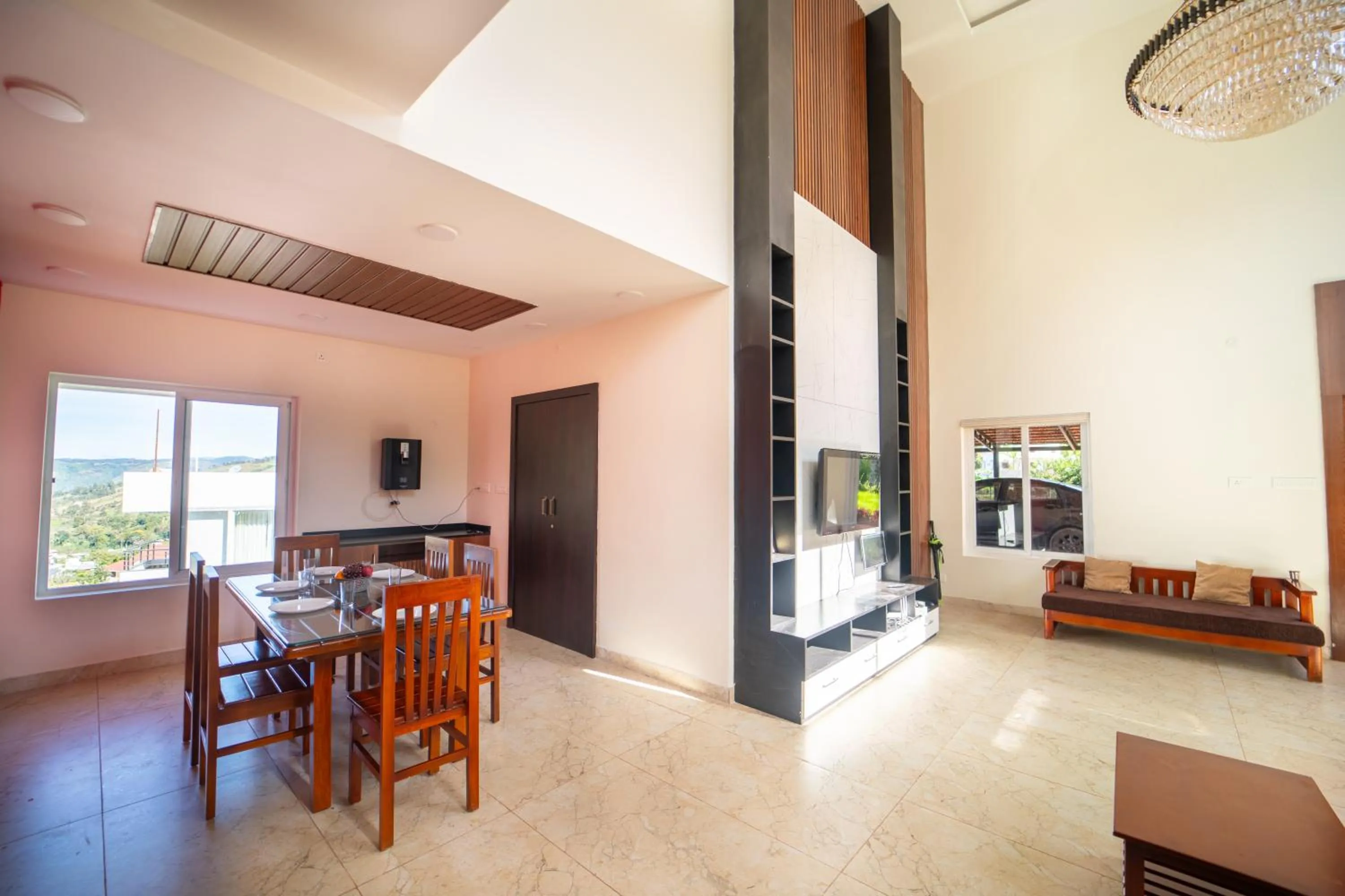 TV and multimedia in Queen's Hotel Mount garden Kodaikanal