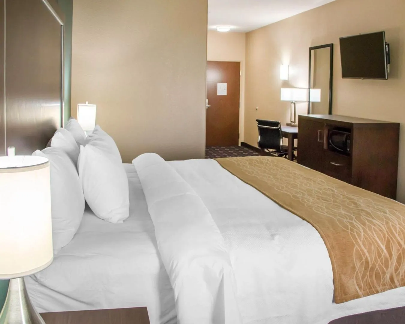 Photo of the whole room, Bed in Comfort Inn & Suites San Marcos near Outlet Mall