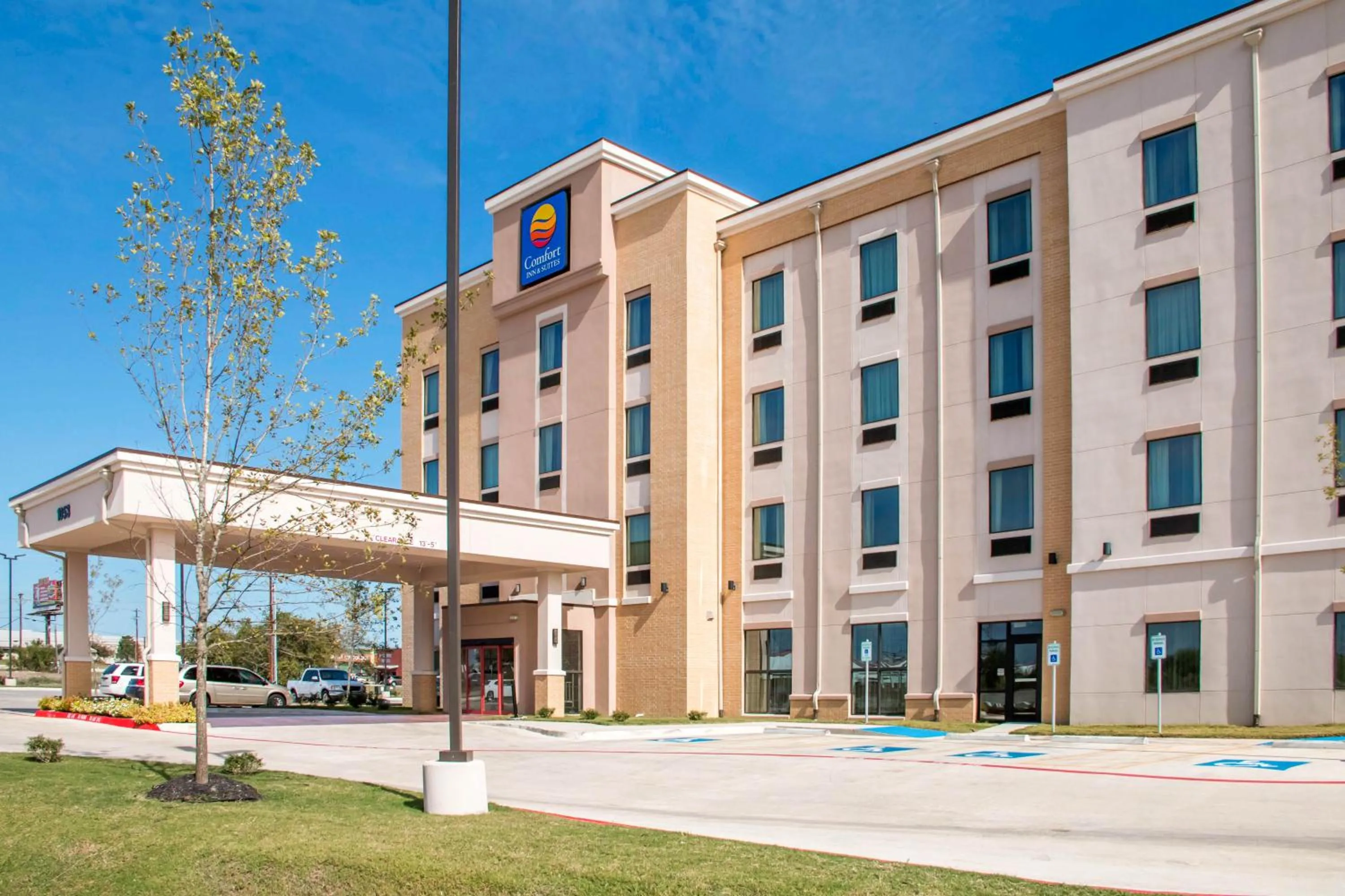 Facade/entrance in Comfort Inn & Suites San Marcos near Outlet Mall