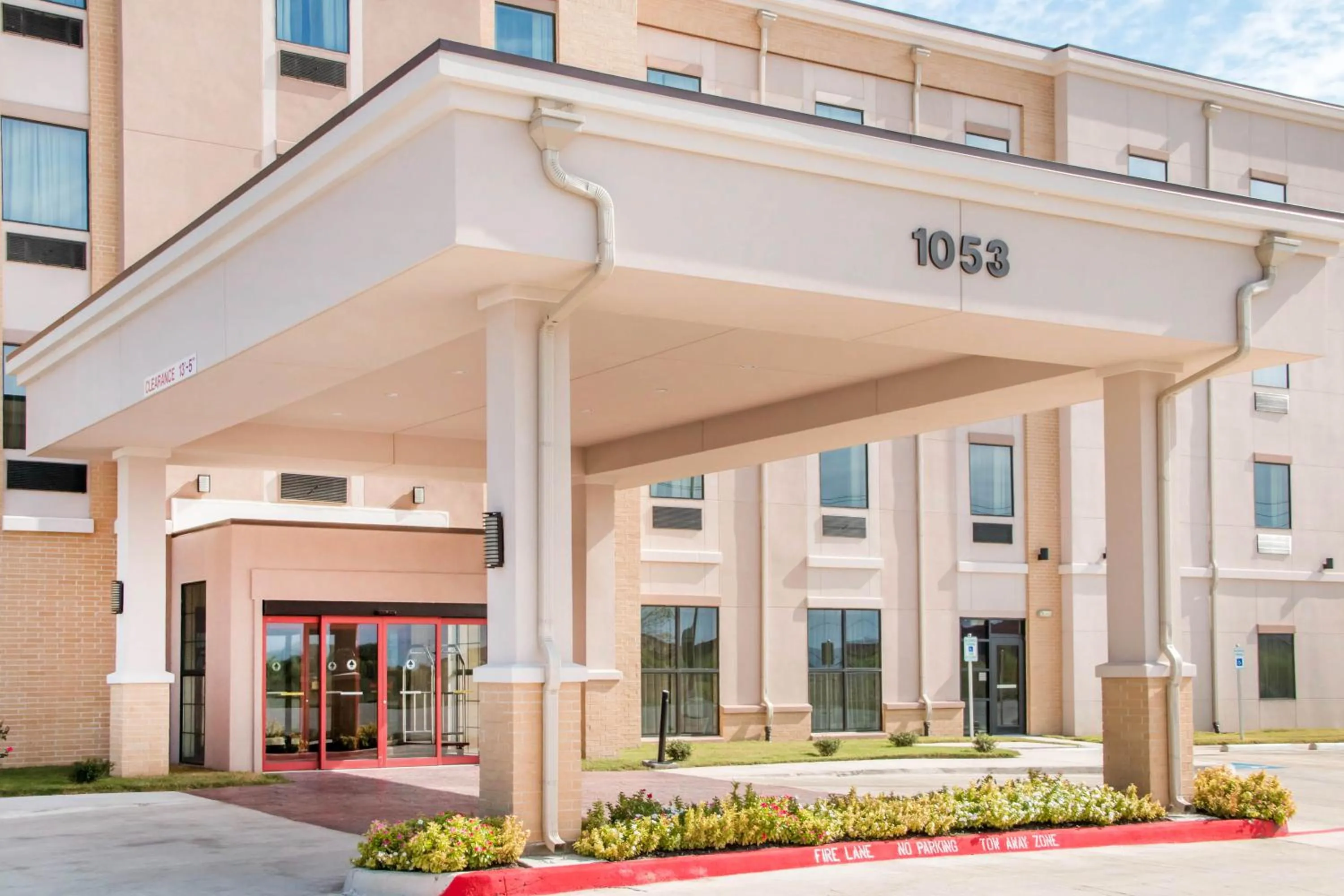 Facade/entrance in Comfort Inn & Suites San Marcos near Outlet Mall