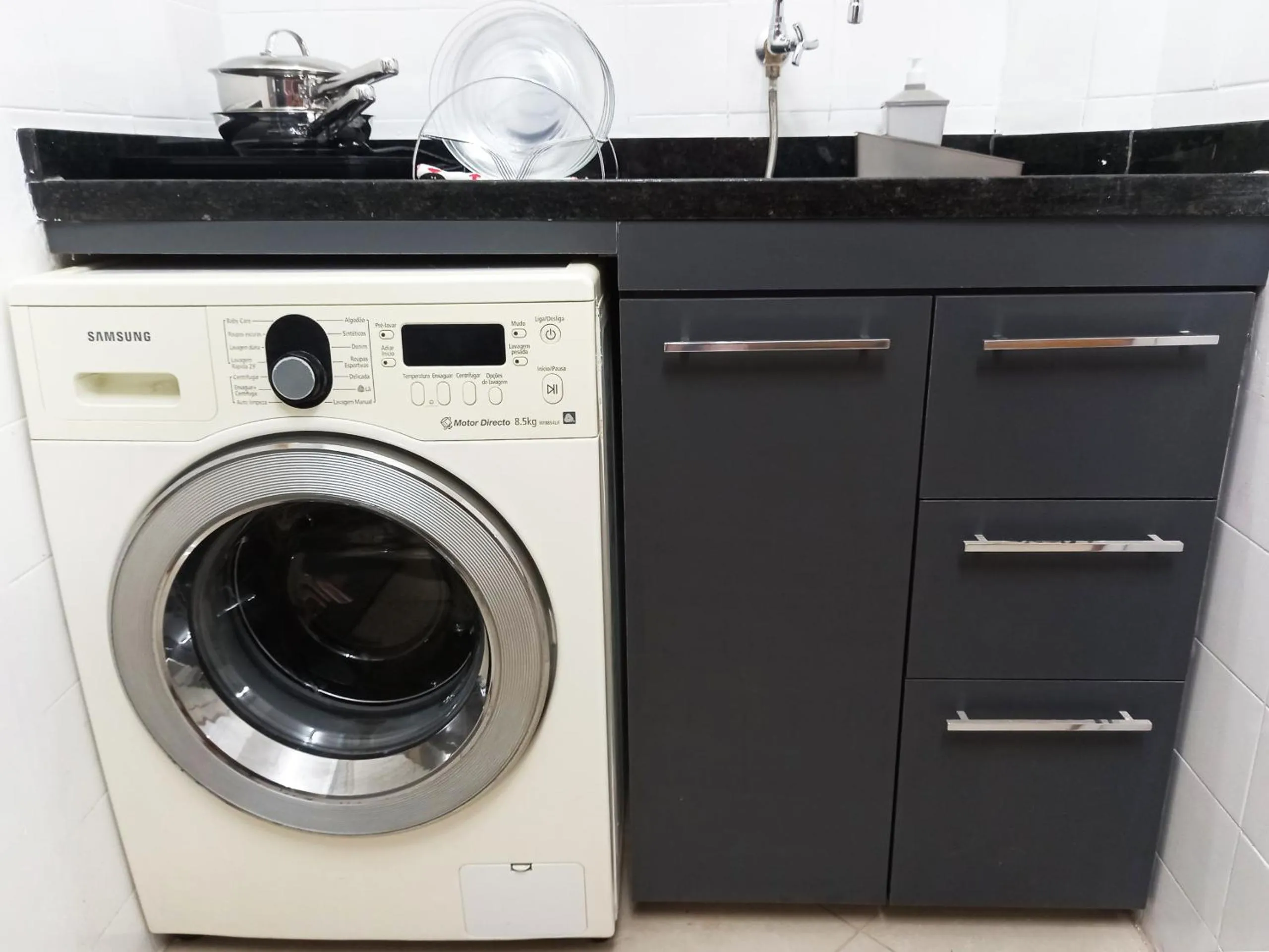 Studio na Praia de Copacabana, maquina de lavar