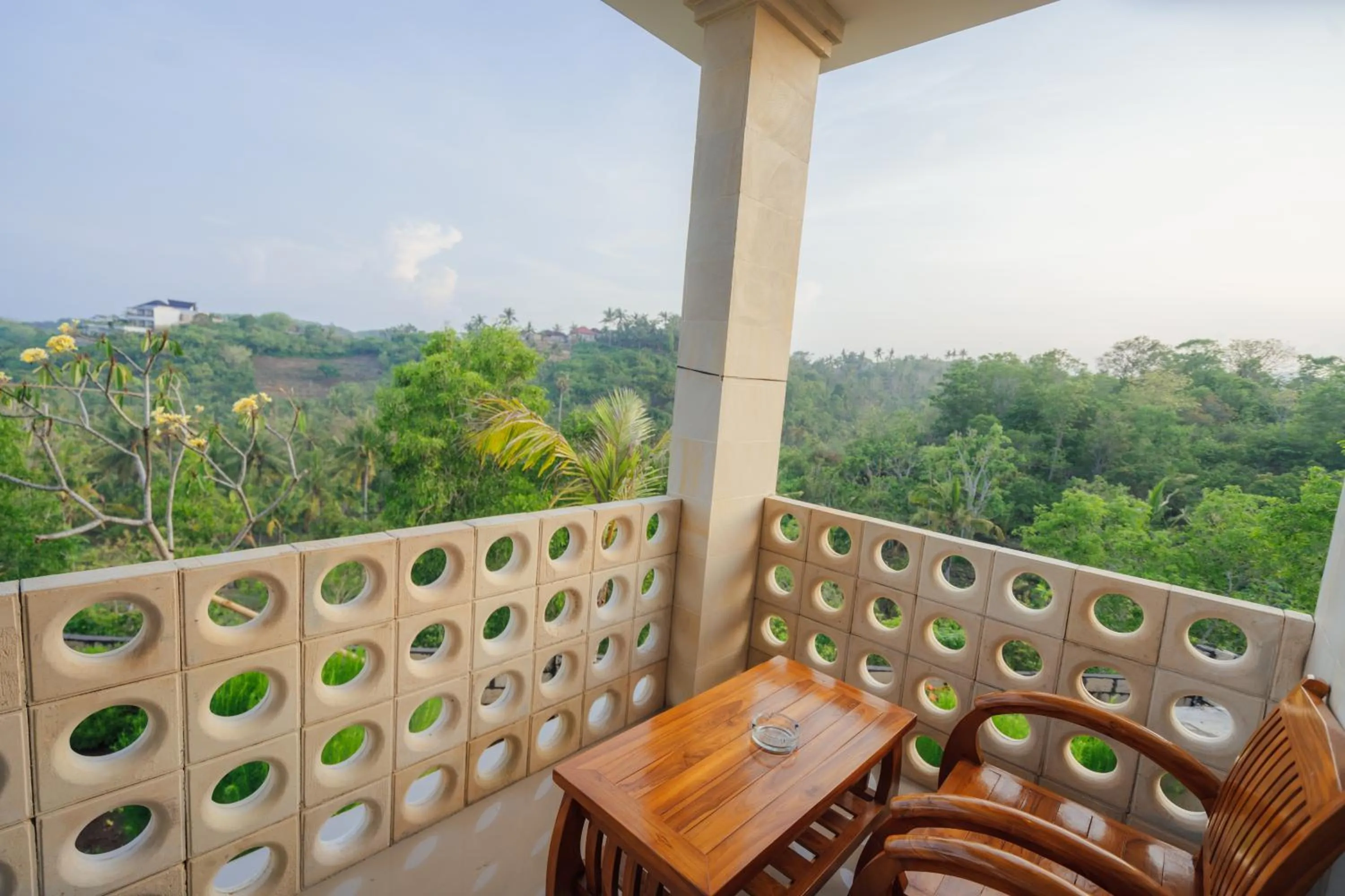 Inner courtyard view in Kelingking Paradise Suites Villa