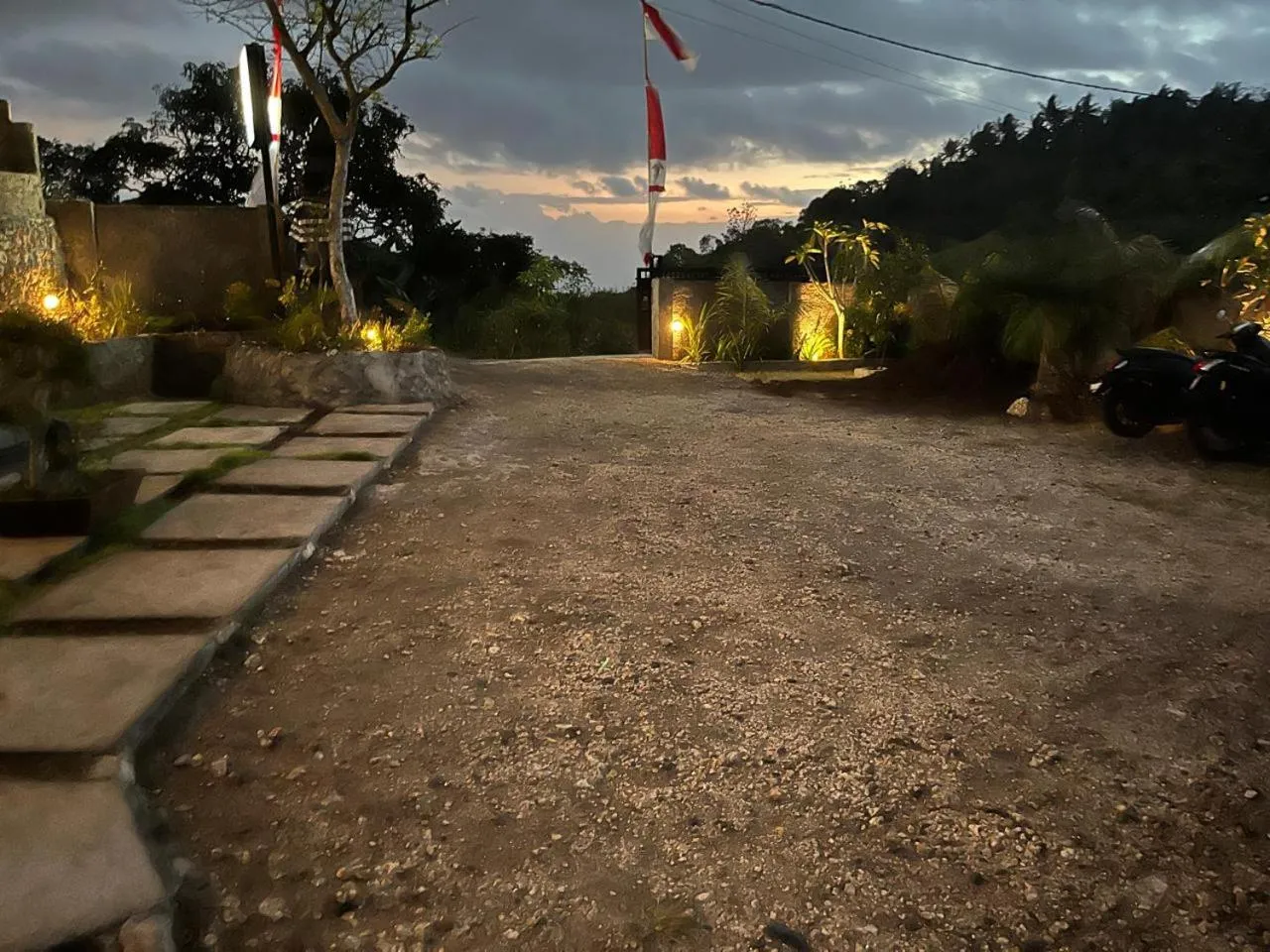 Parking in Kelingking Paradise Suites Villa