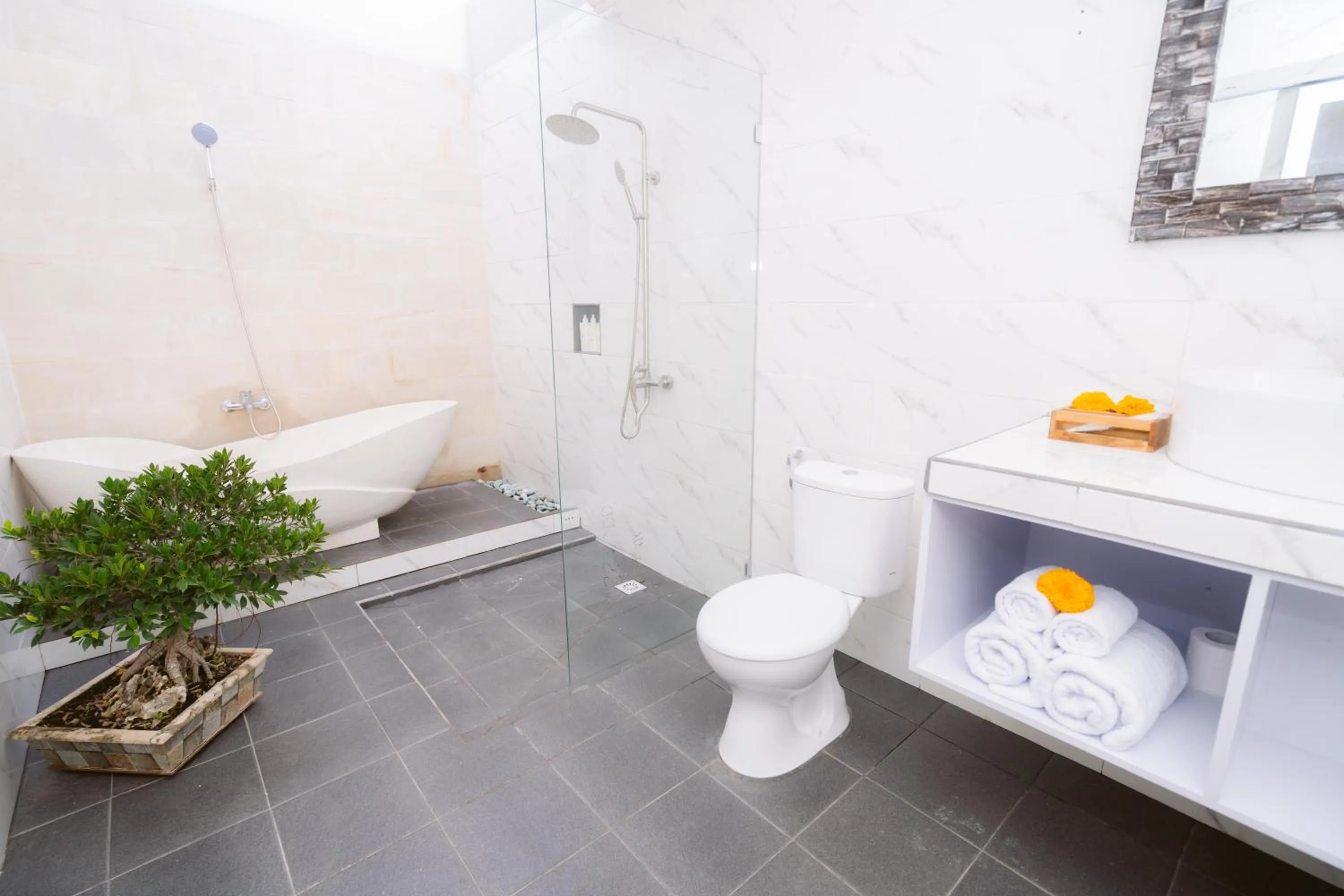 Shower in Kelingking Paradise Suites Villa