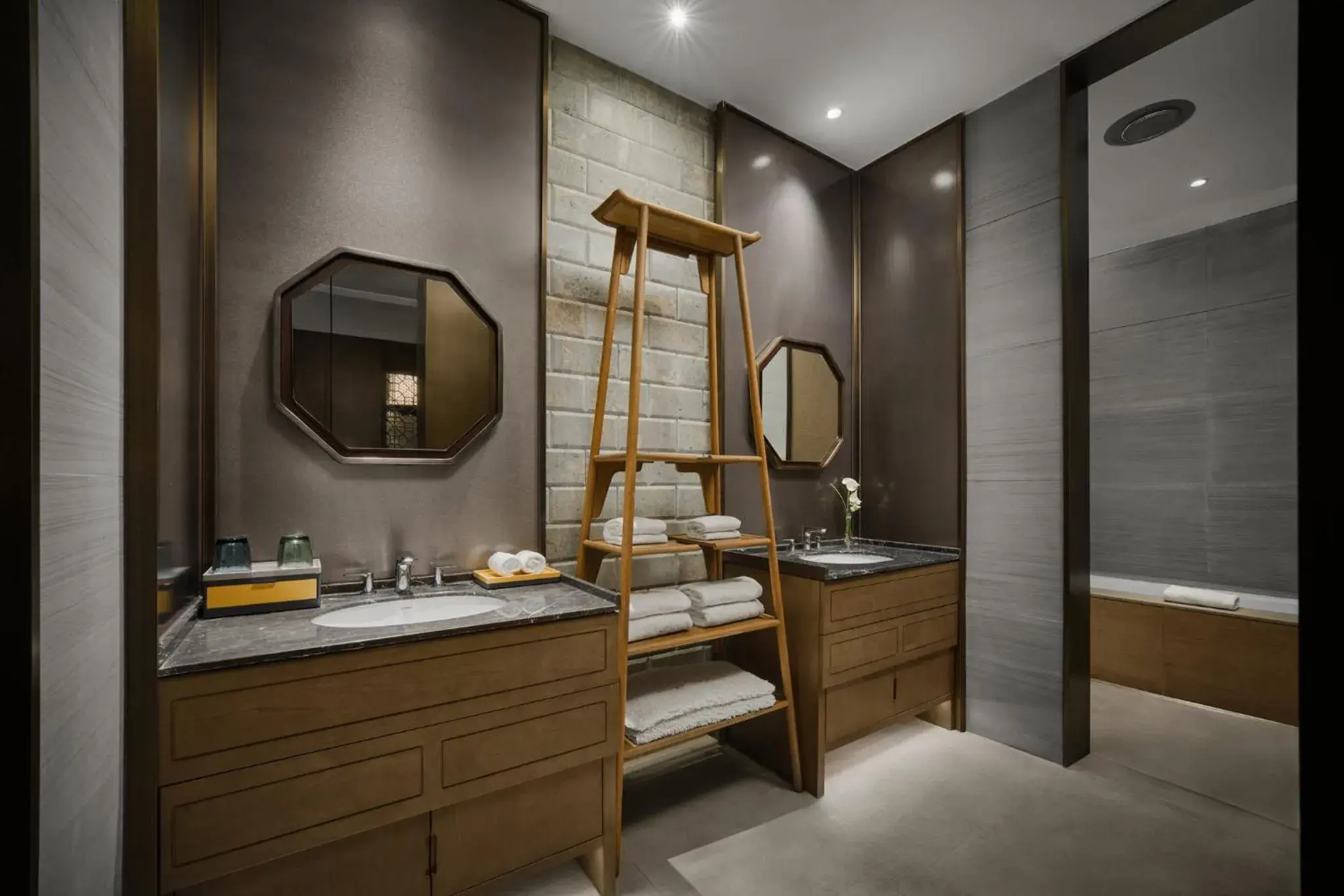1 King Standard With Bath And Courtyard in voco Zhengzhou Garden Expo by IHG 1 King Standard With Bath And Courtyard in voco Zhengzhou Garden Expo by IHG
