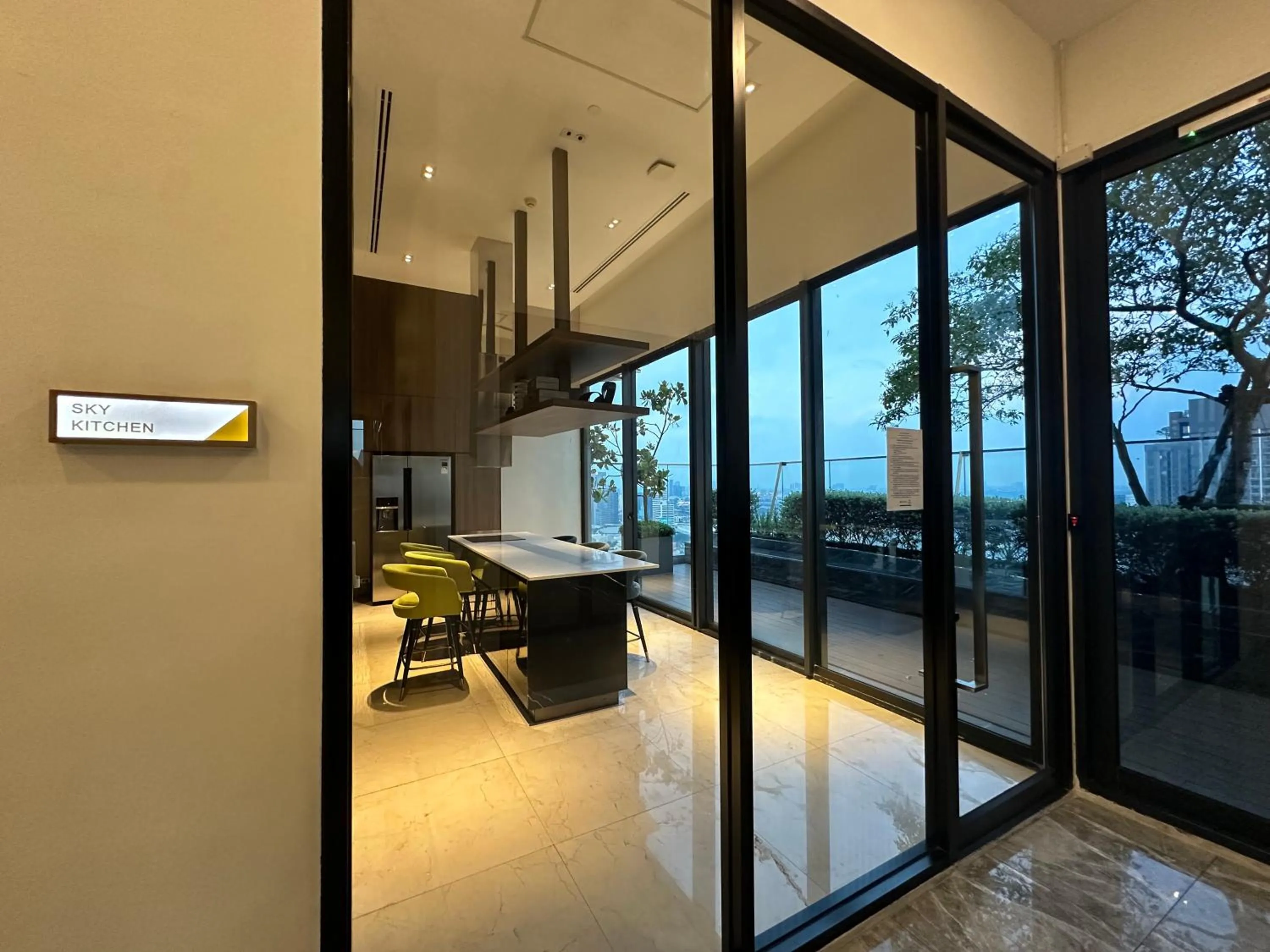 Property building in Siamese Exclusive Queens