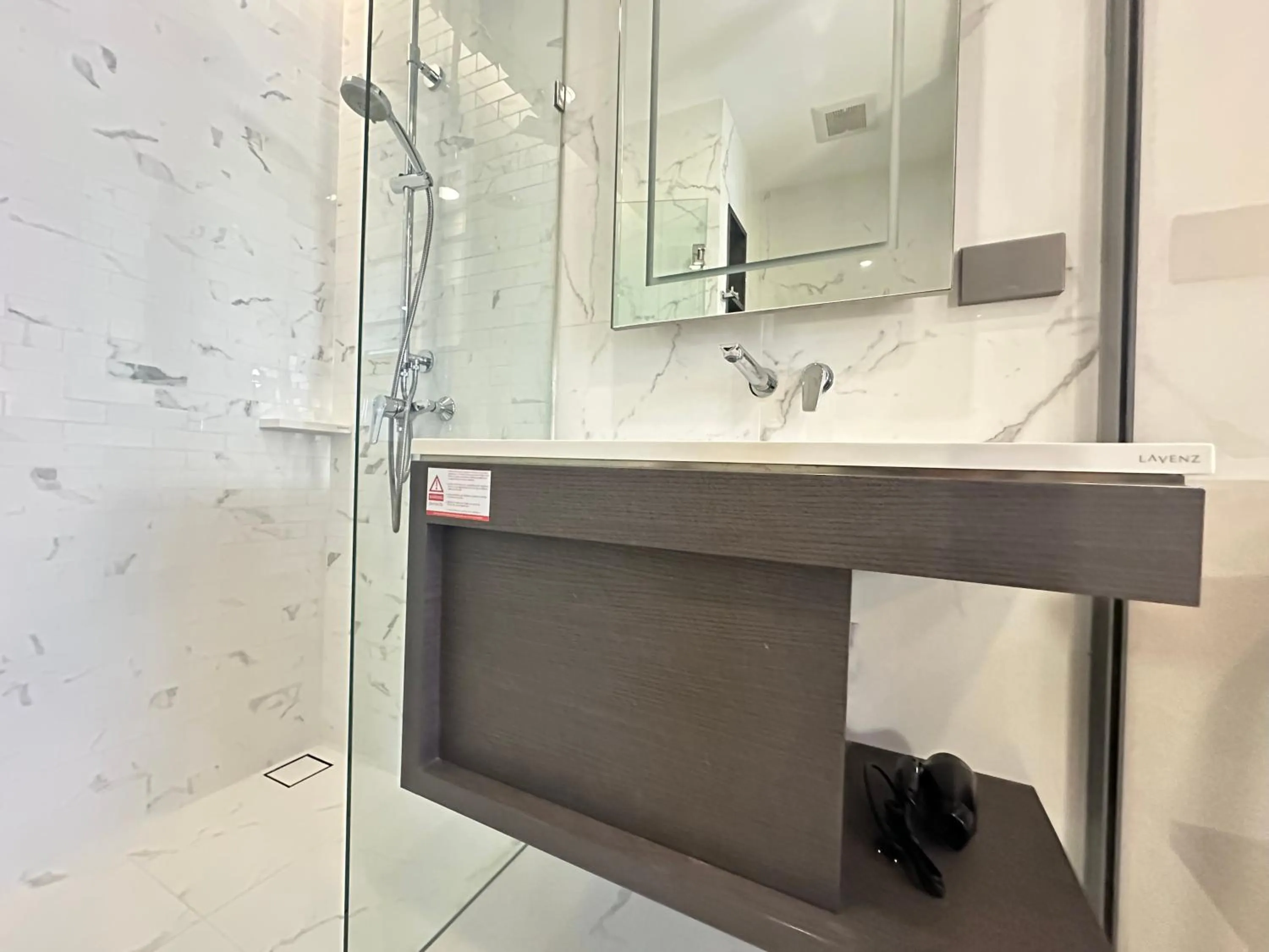 Shower in Siamese Exclusive Queens