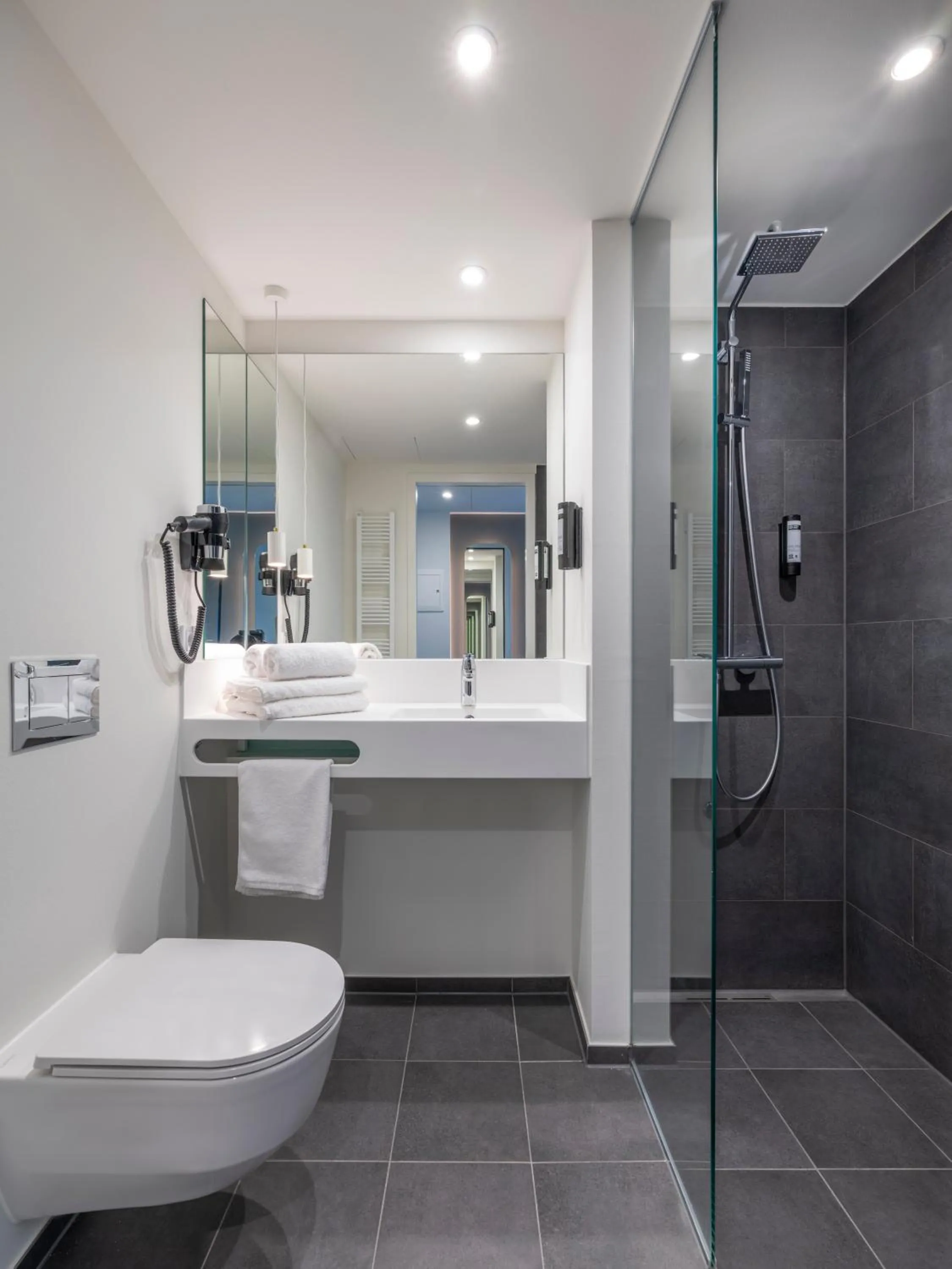 Bathroom in Zleep Hotel Frankfurt Airport Kelsterbach