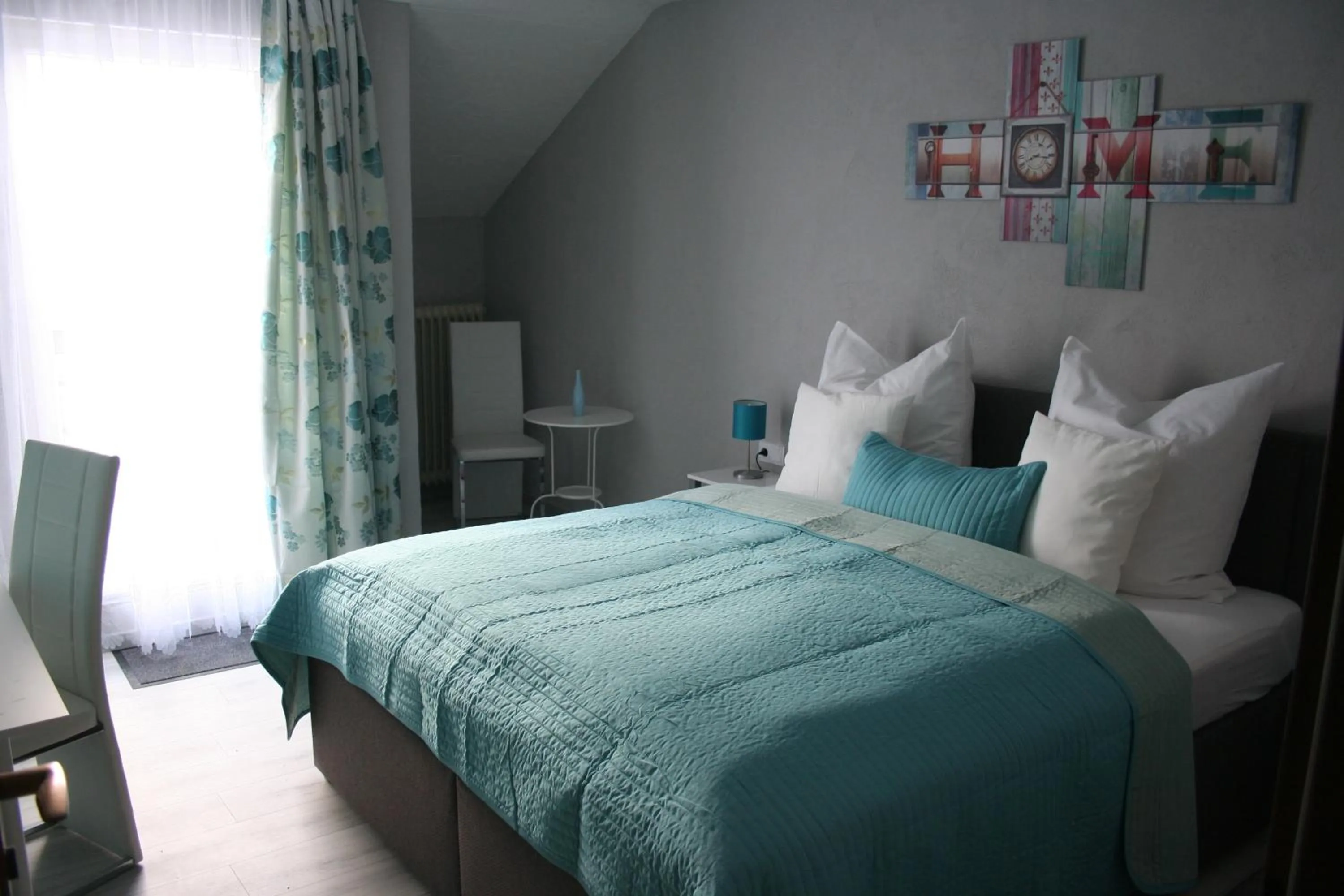 Photo of the whole room, Bed in Hennetaler Hof