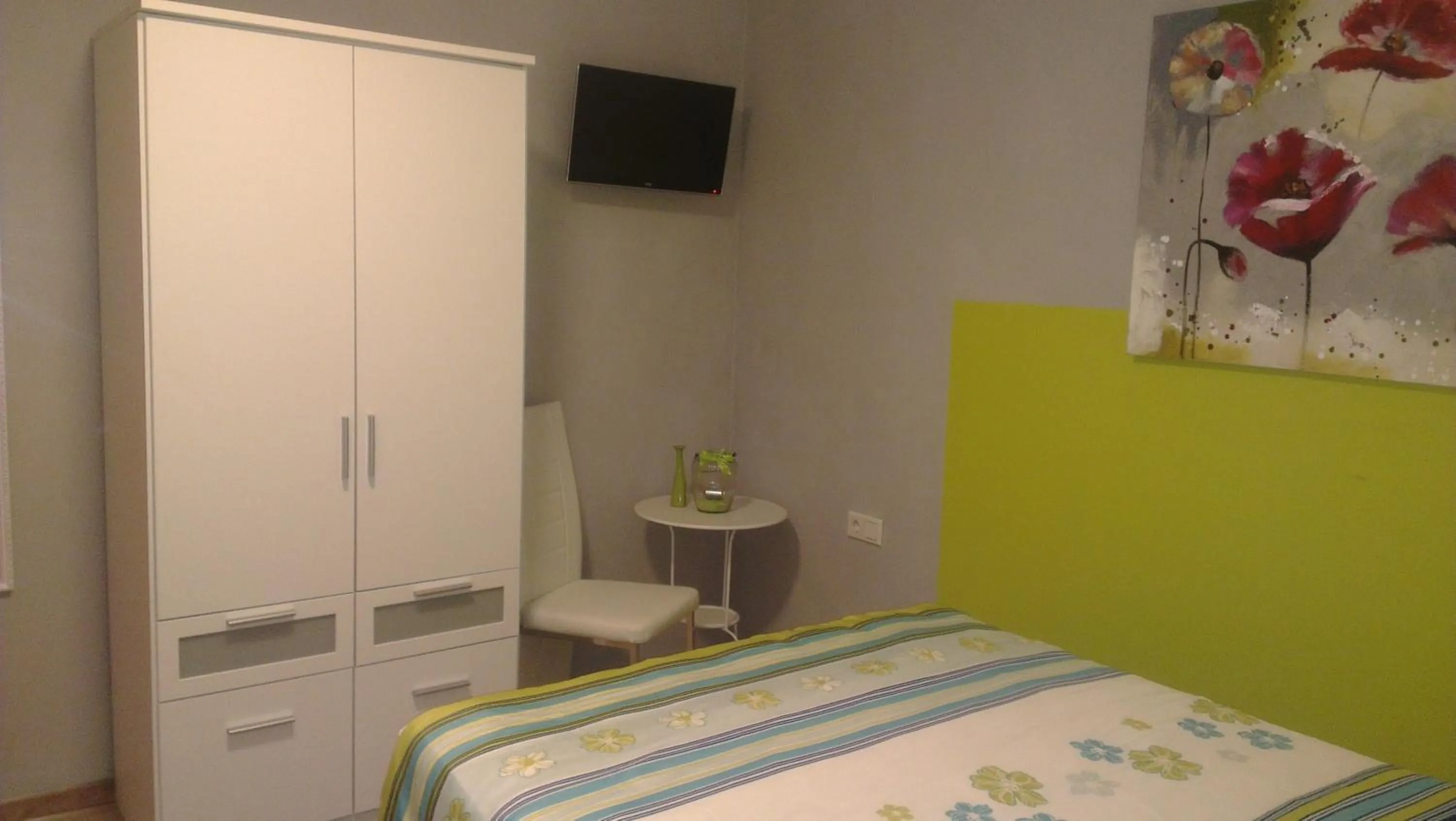 Photo of the whole room, Bed in Hennetaler Hof