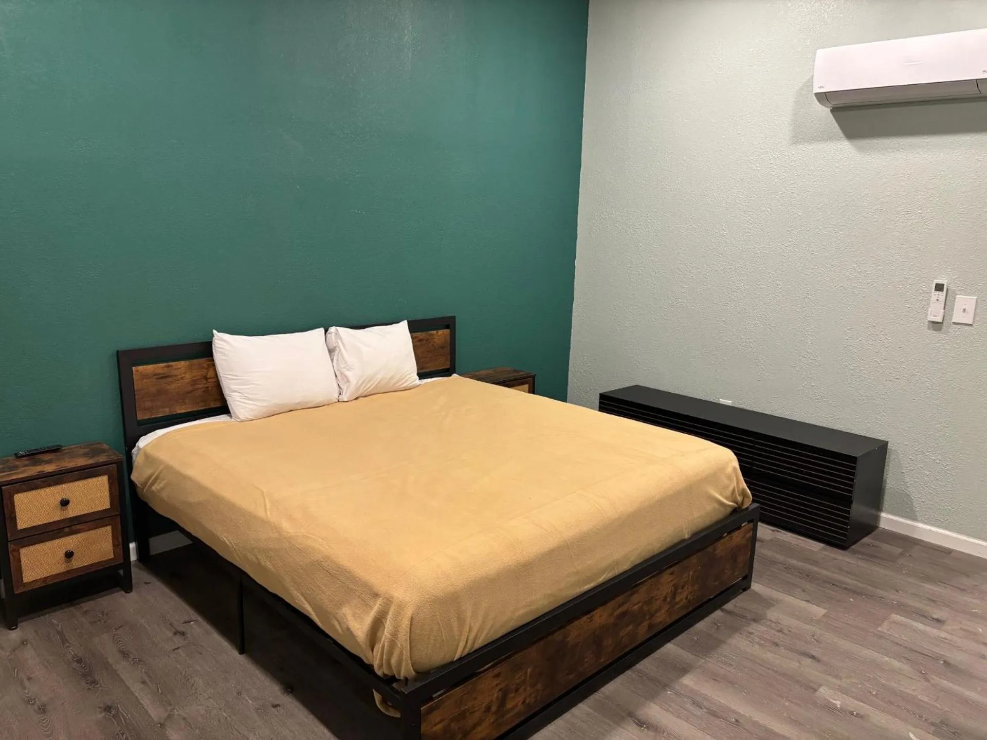 Bedroom, Bed in Four Seasons Lodging