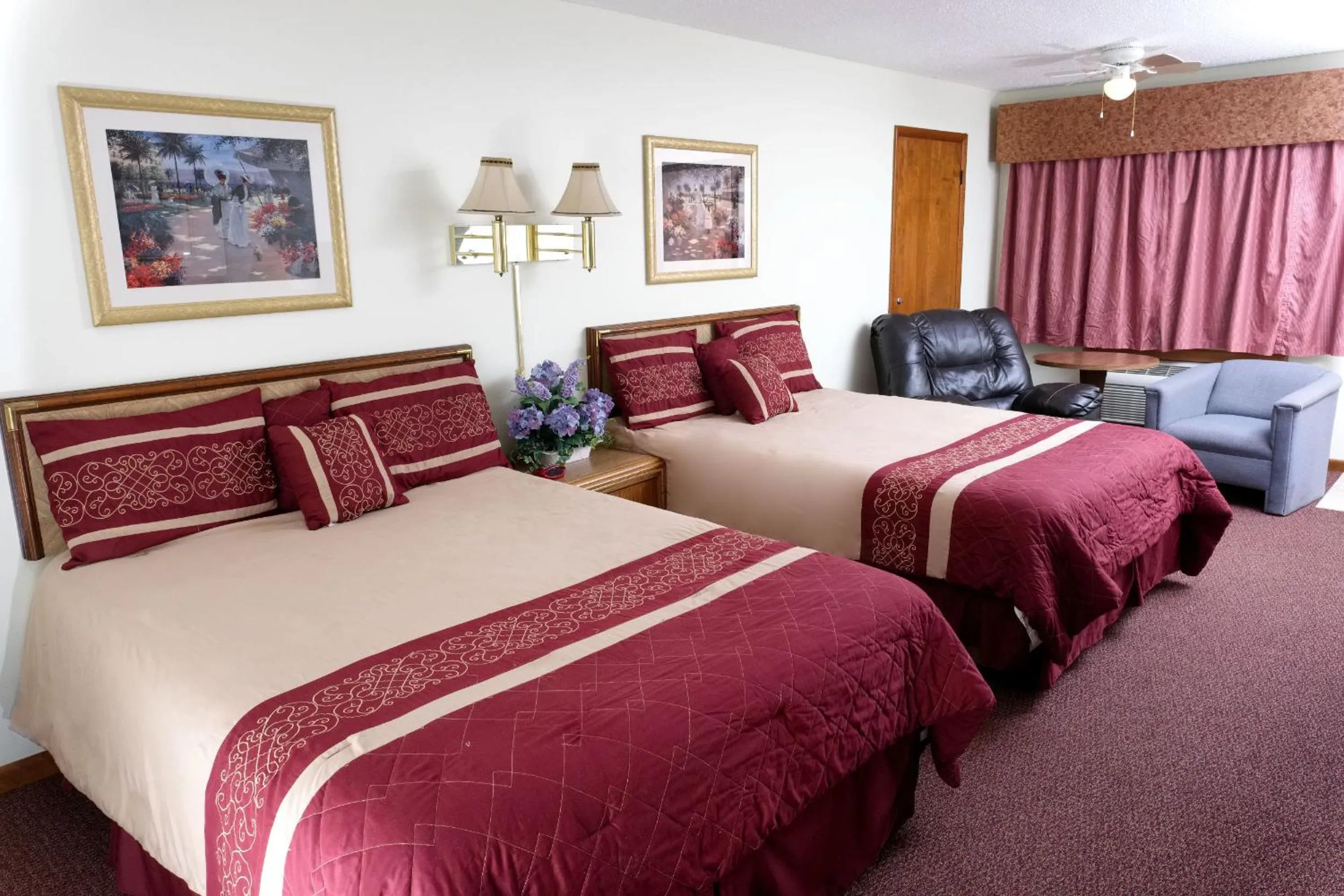 Bedroom in Four Seasons Lodging