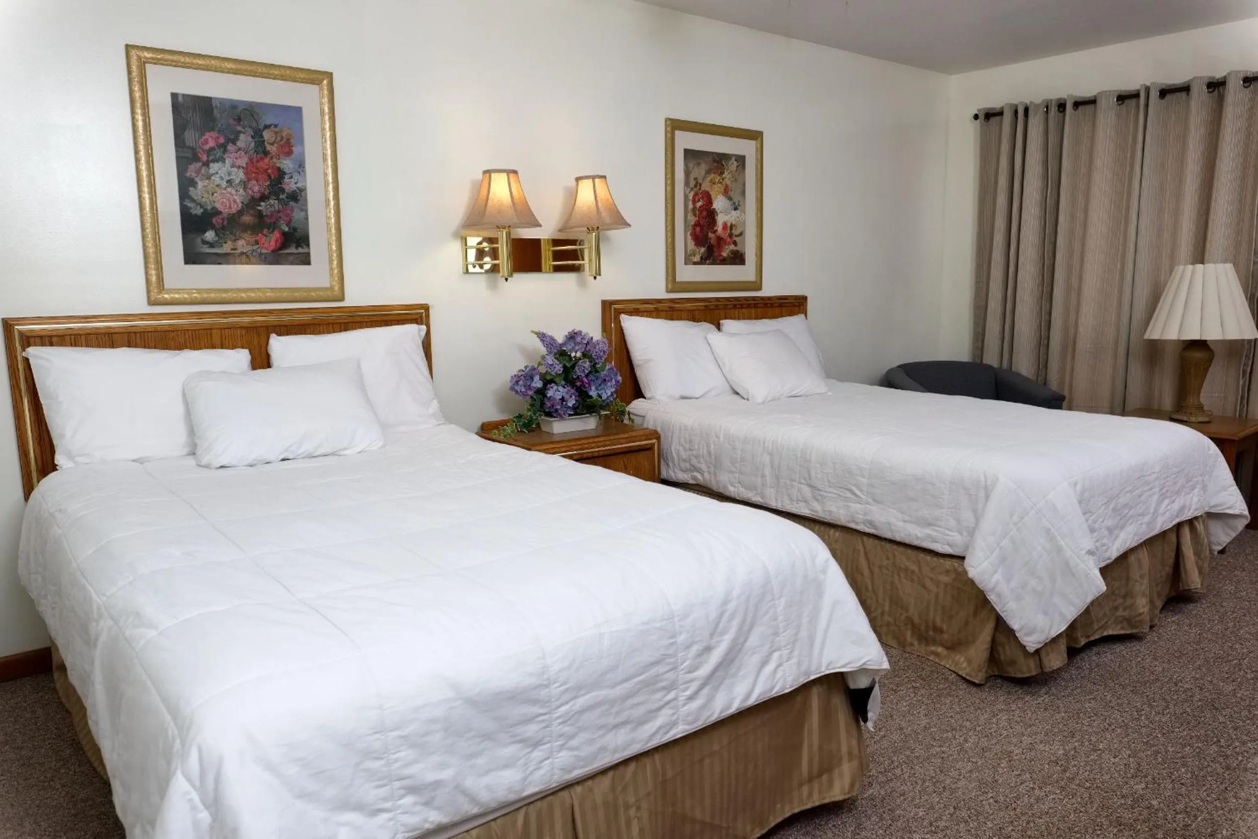 Bedroom in Four Seasons Lodging