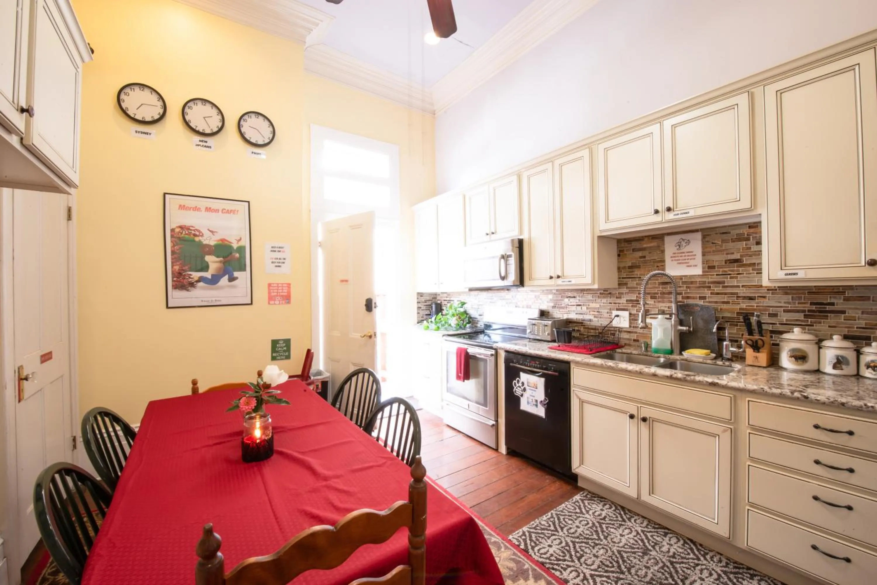 Communal kitchen in HOSTEL Auberge NOLA