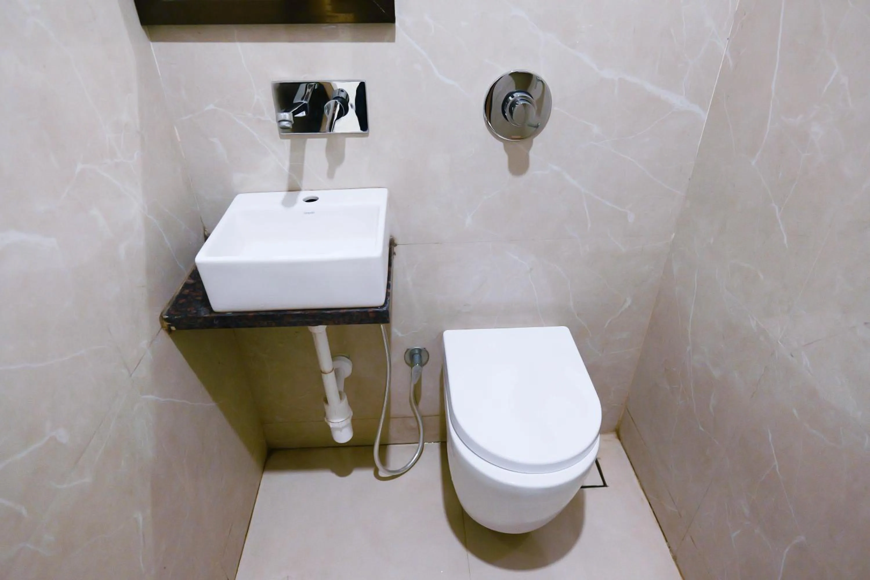 Bathroom in Hotel Laxmibai Palace- Only 300 miter from Sai Baba Temple!!!!