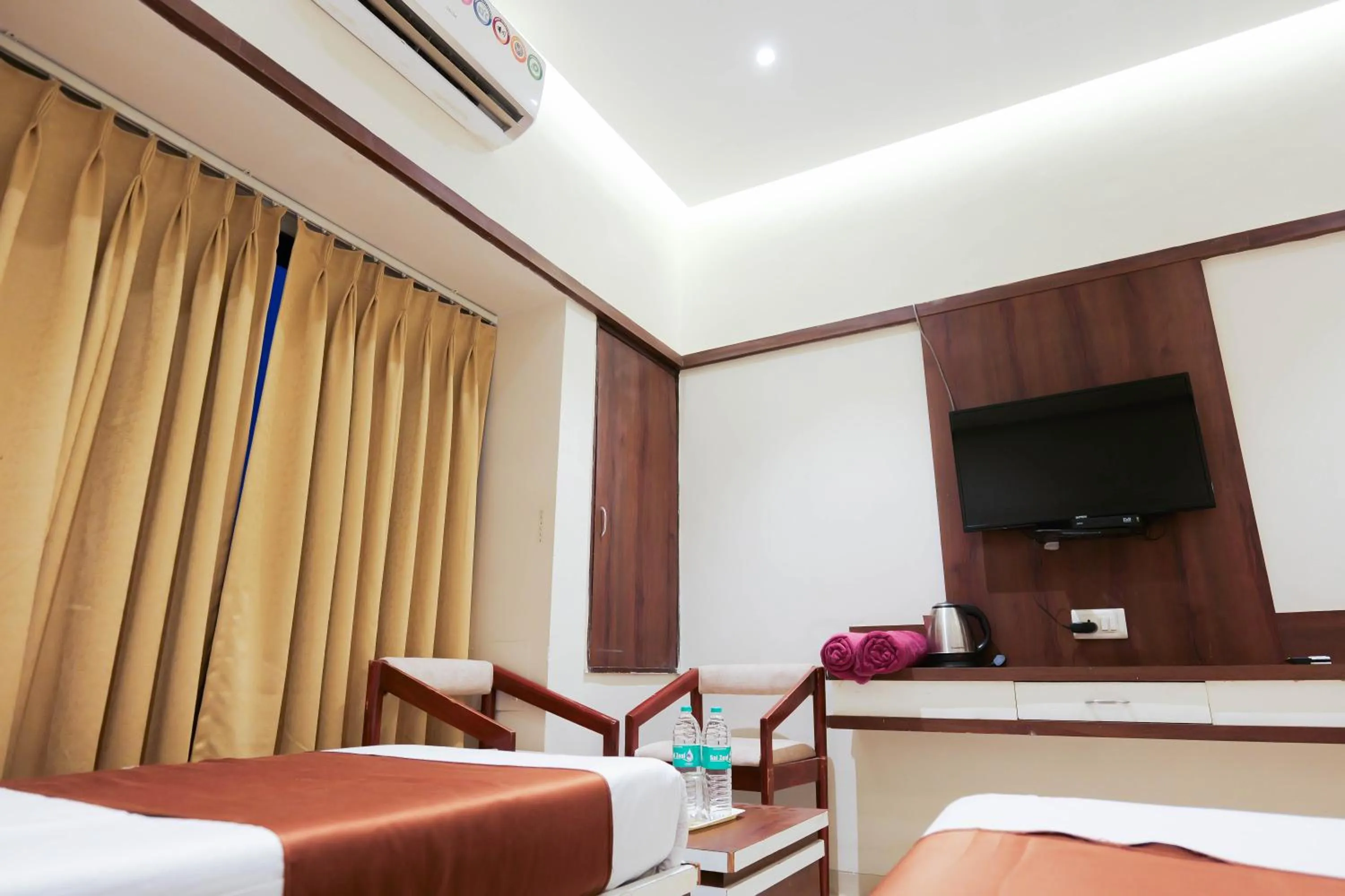 Bed in Hotel Laxmibai Palace- Only 300 miter from Sai Baba Temple!!!!