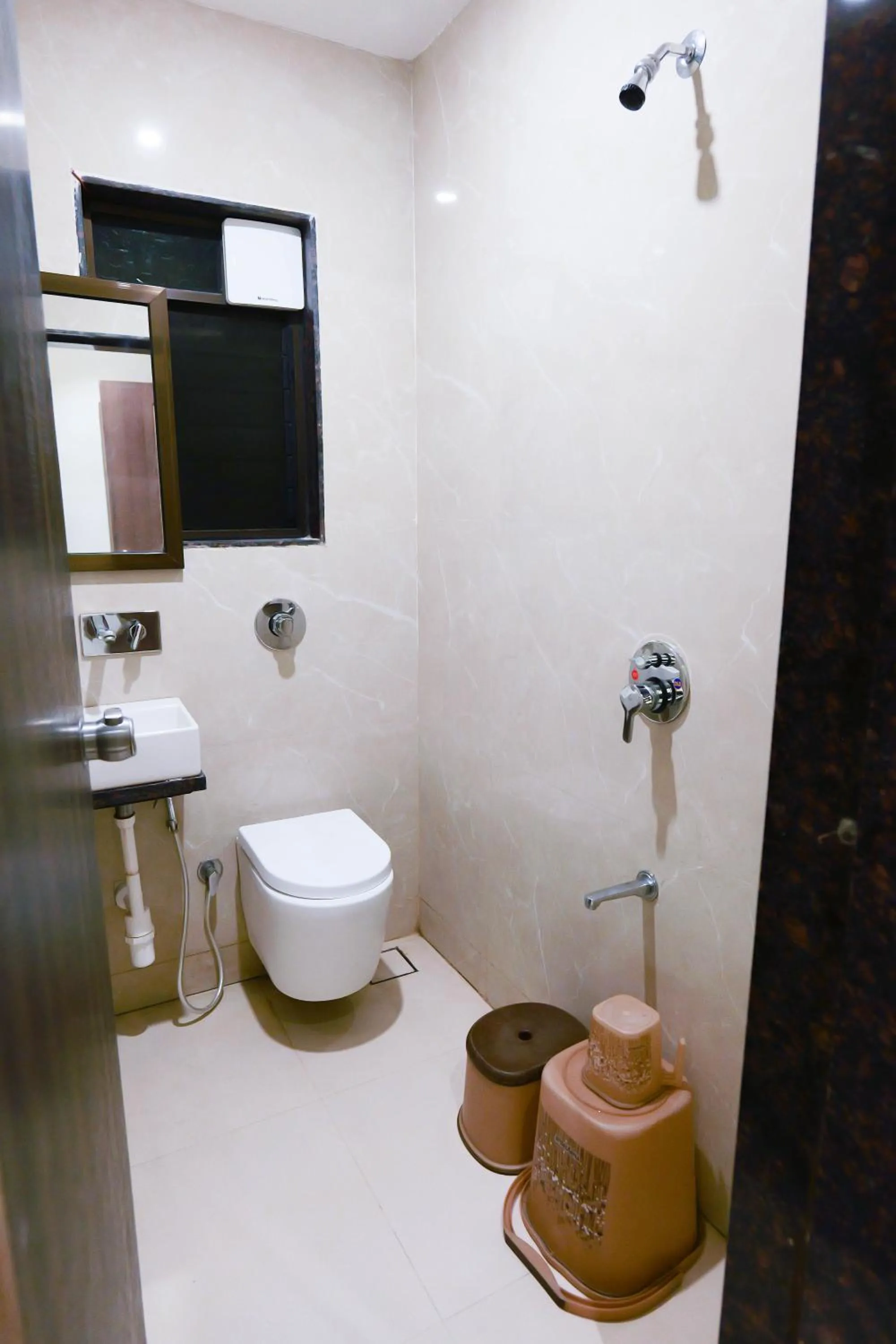 Bathroom in Hotel Laxmibai Palace- Only 300 miter from Sai Baba Temple!!!!