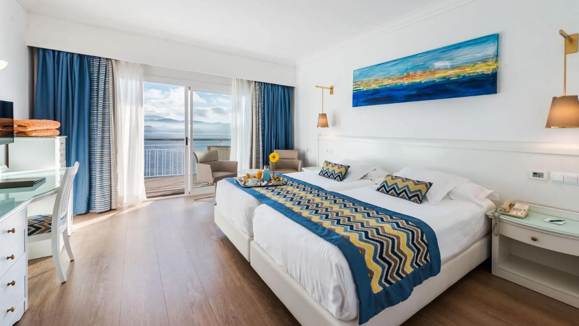 Photo of the whole room, Bed in Hotel Coronado Thalasso & Spa