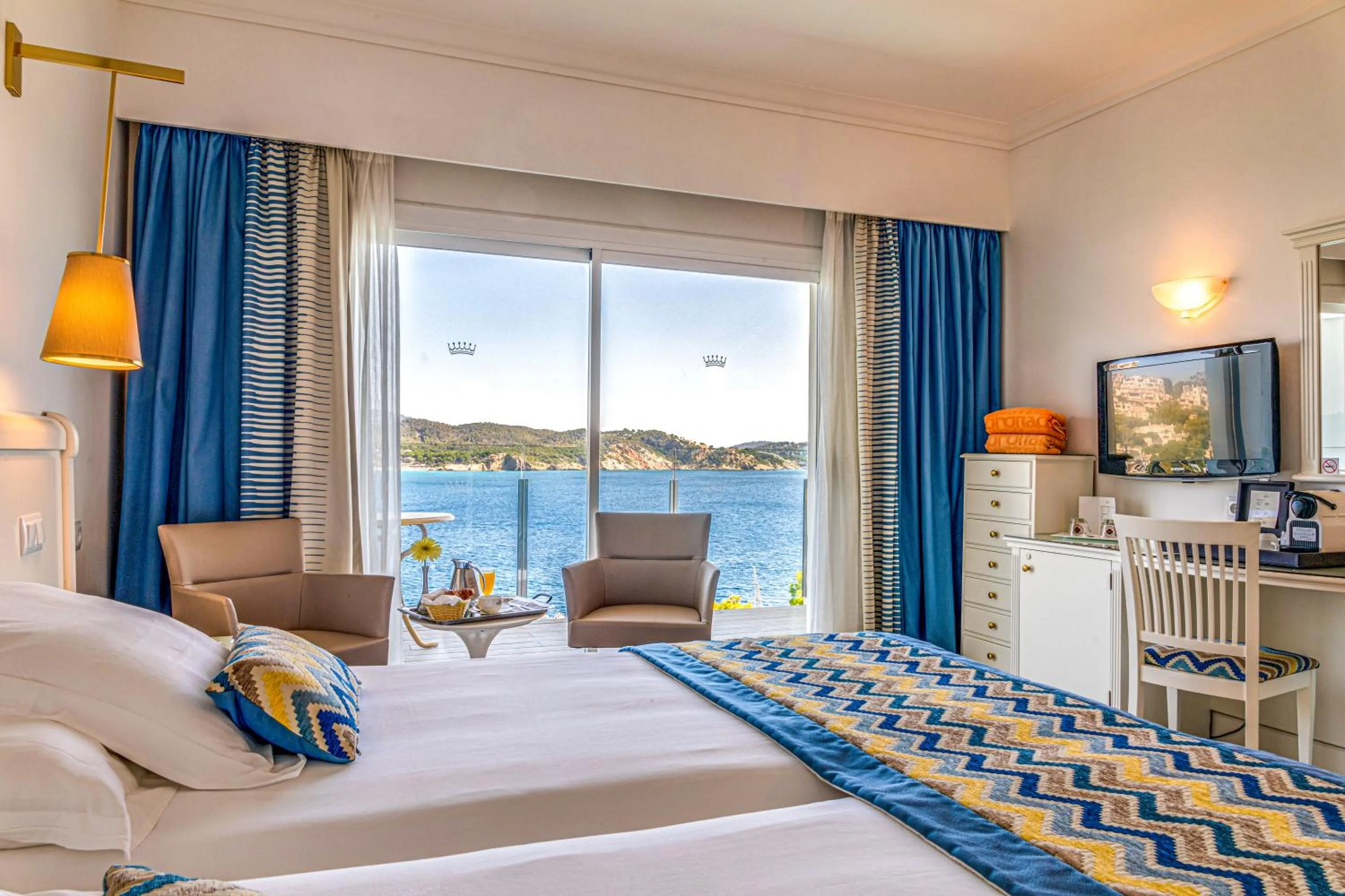 Coffee/tea facilities, Bed in Hotel Coronado Thalasso & Spa