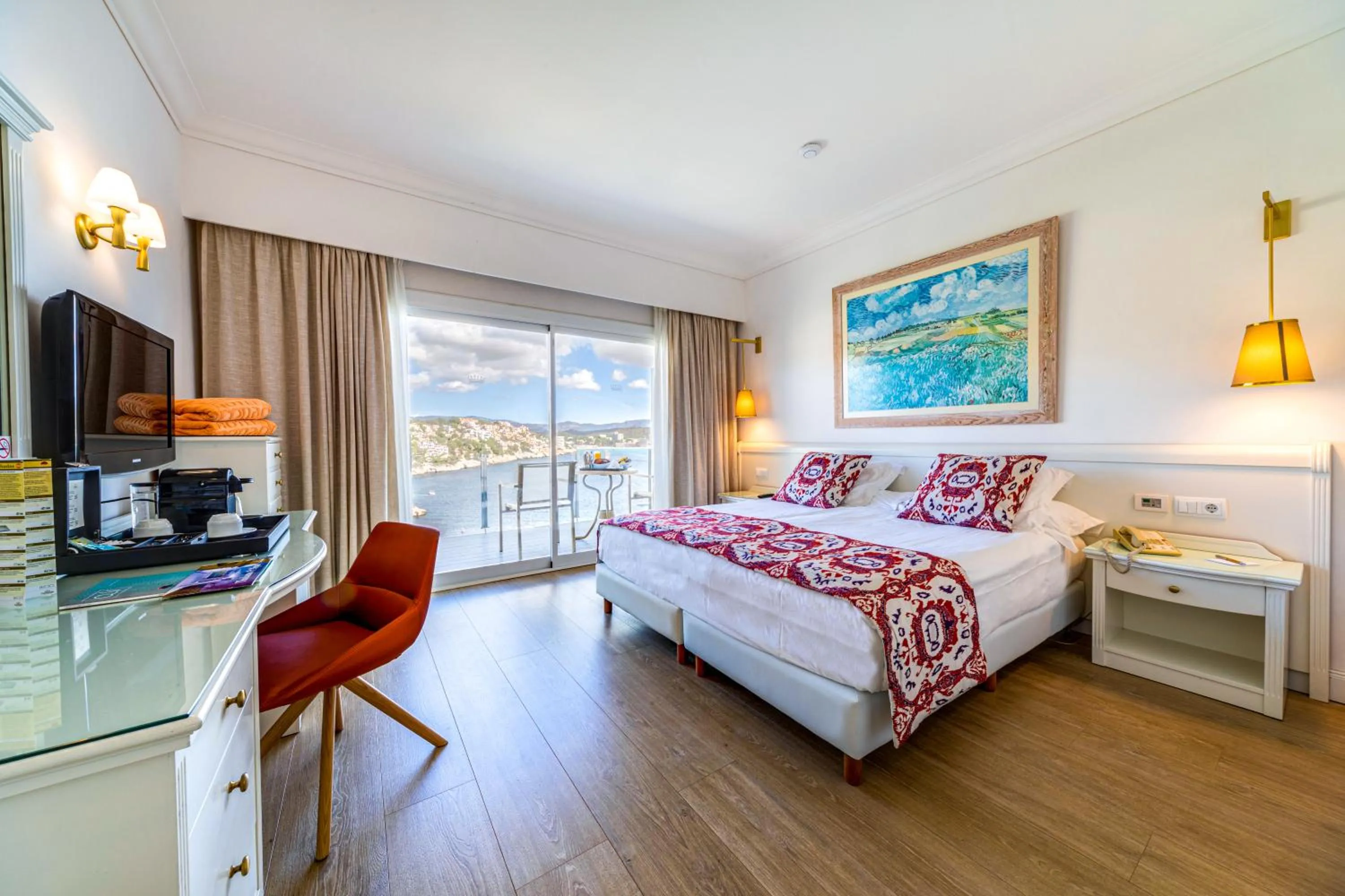 Coffee/tea facilities, Bed in Hotel Coronado Thalasso & Spa