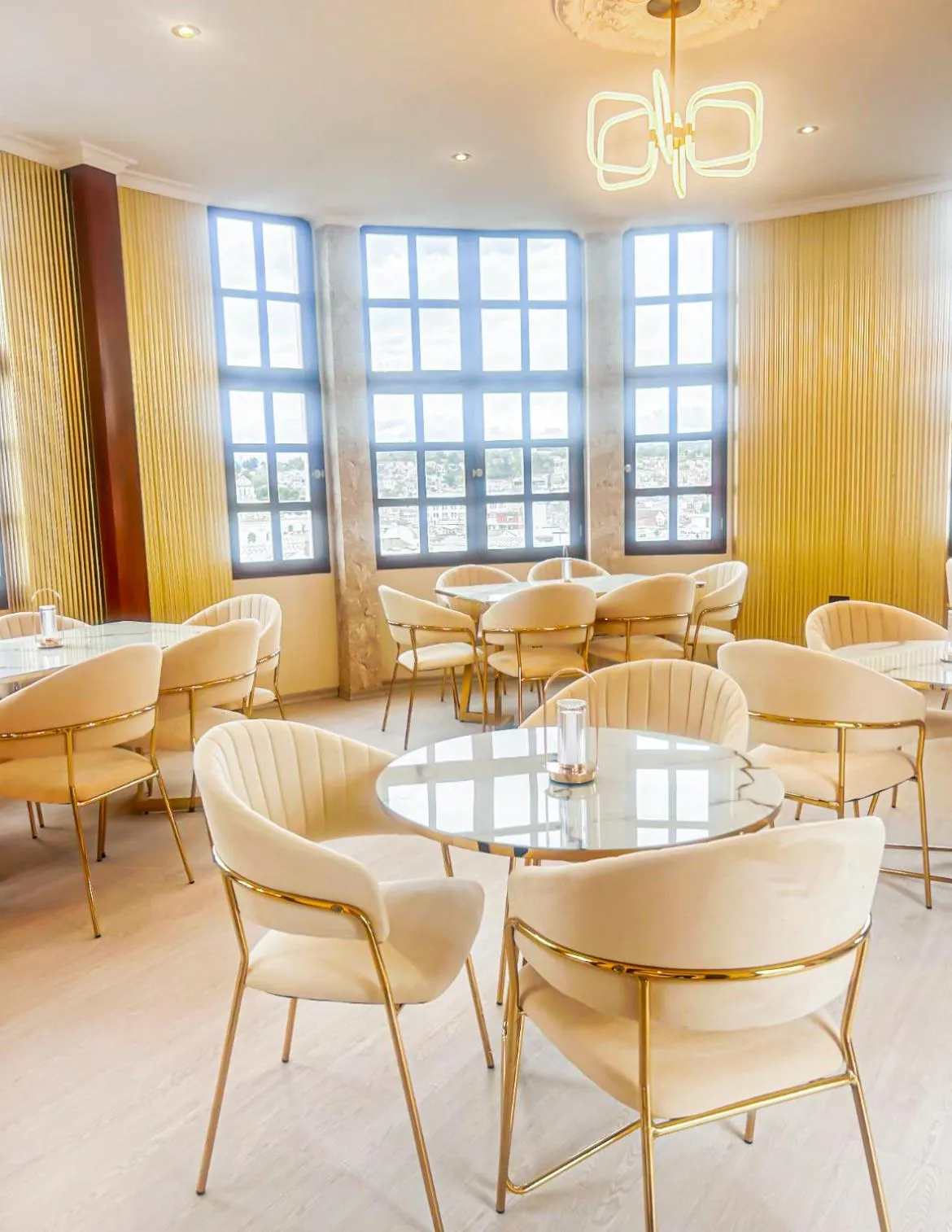 Restaurant/places to eat in Hotel Sucre