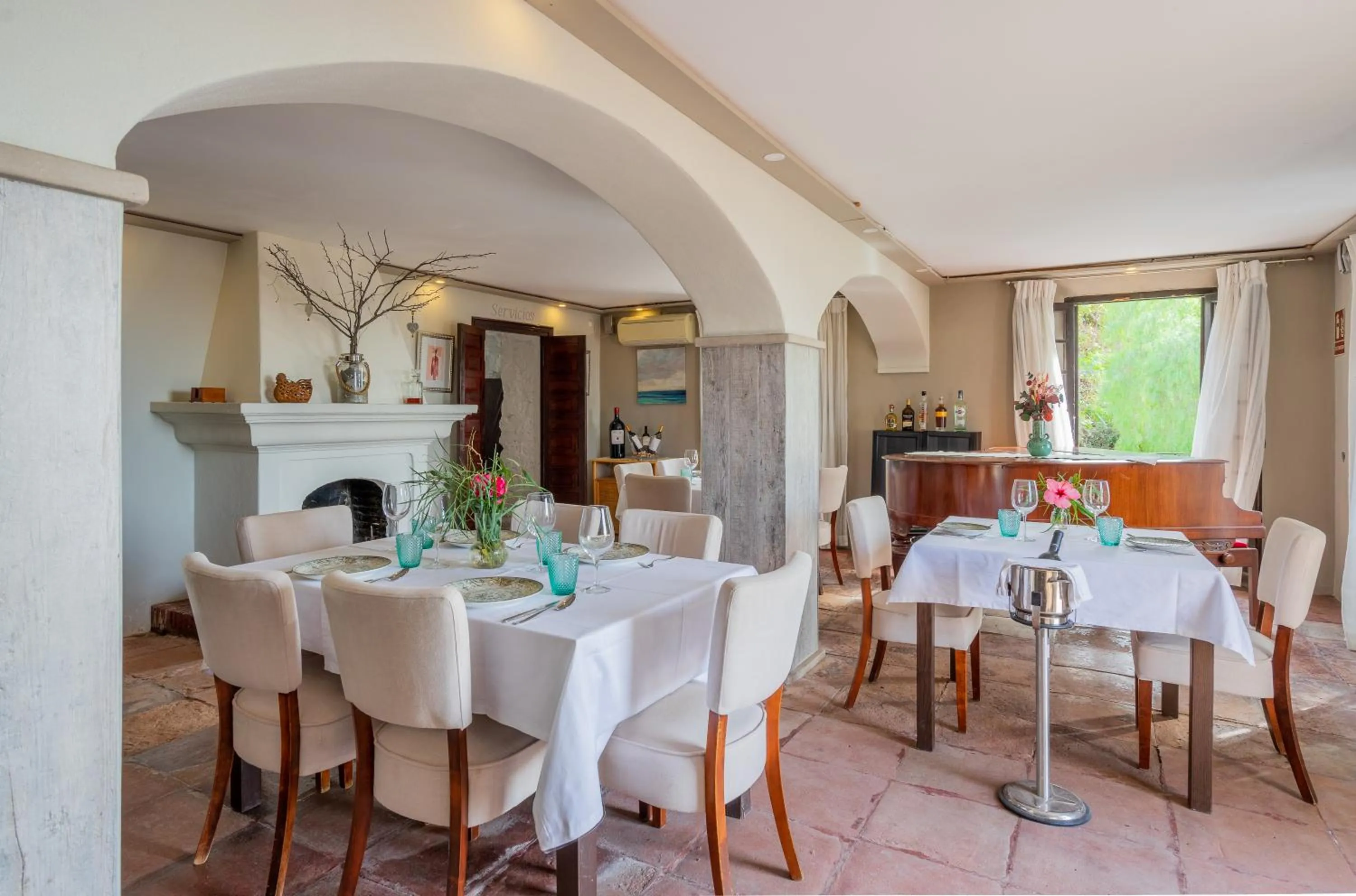 Restaurant/places to eat in La Tartana Hotel Boutique