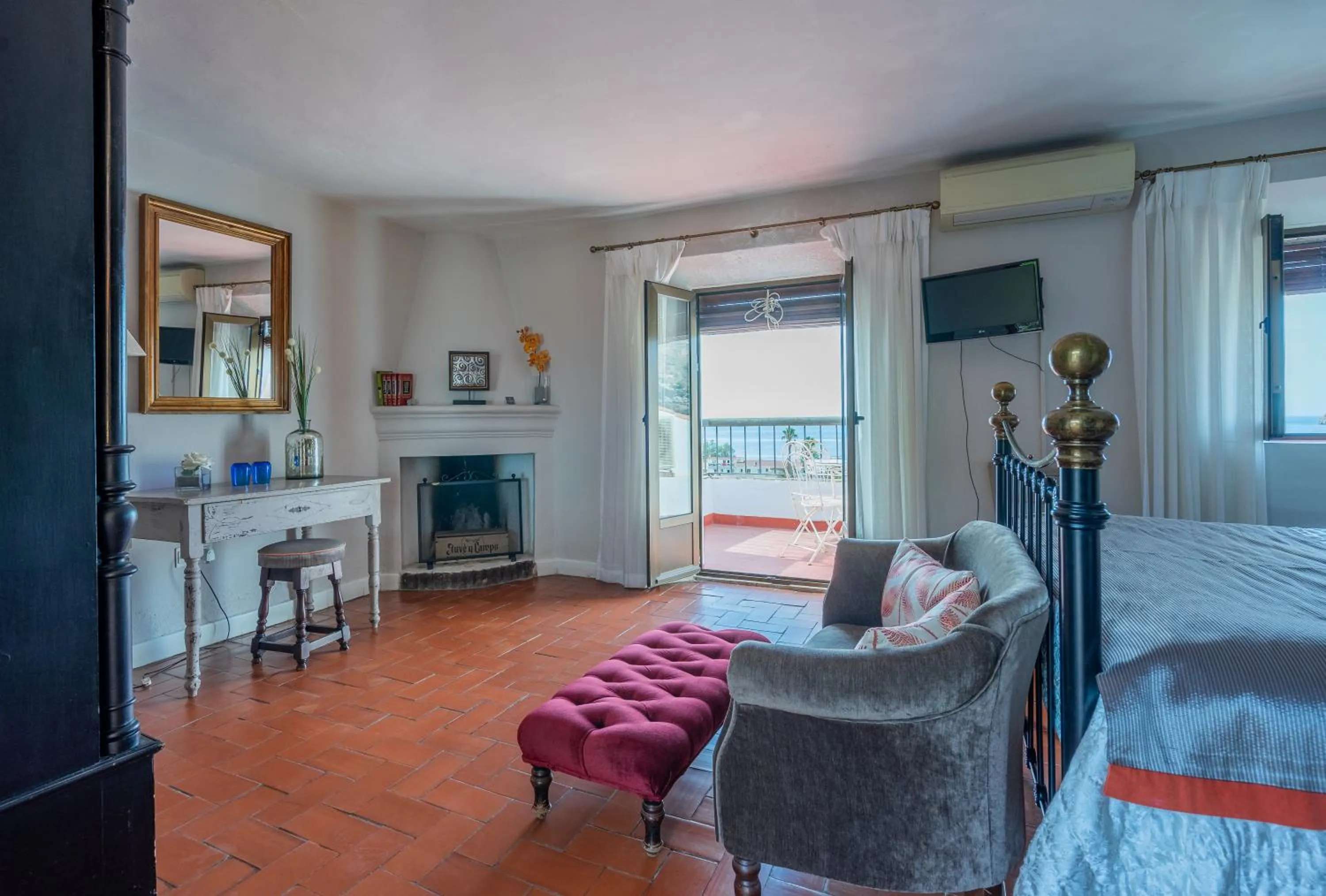 Photo of the whole room, Bed in La Tartana Hotel Boutique