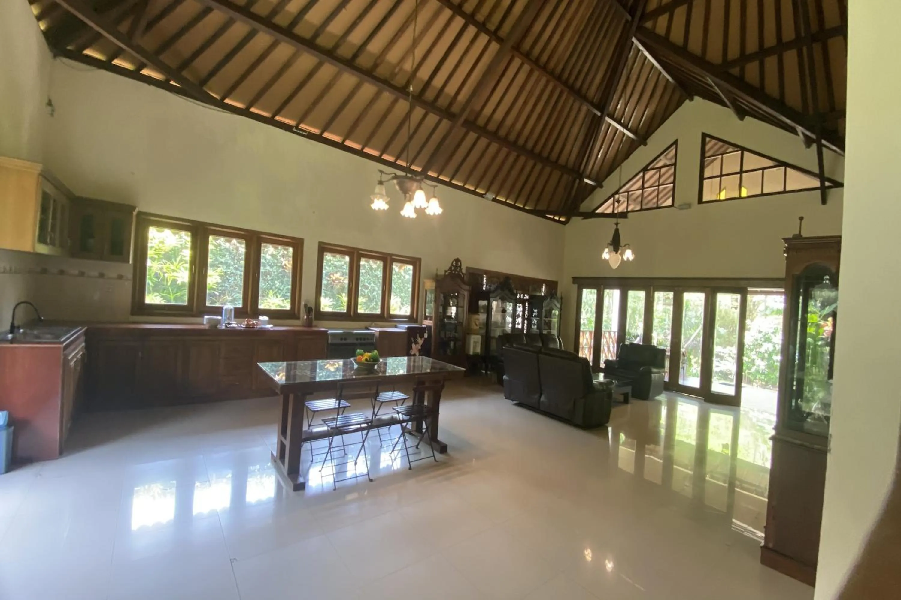 Kitchen or kitchenette in Villa Baliantoro Yogyakarta
