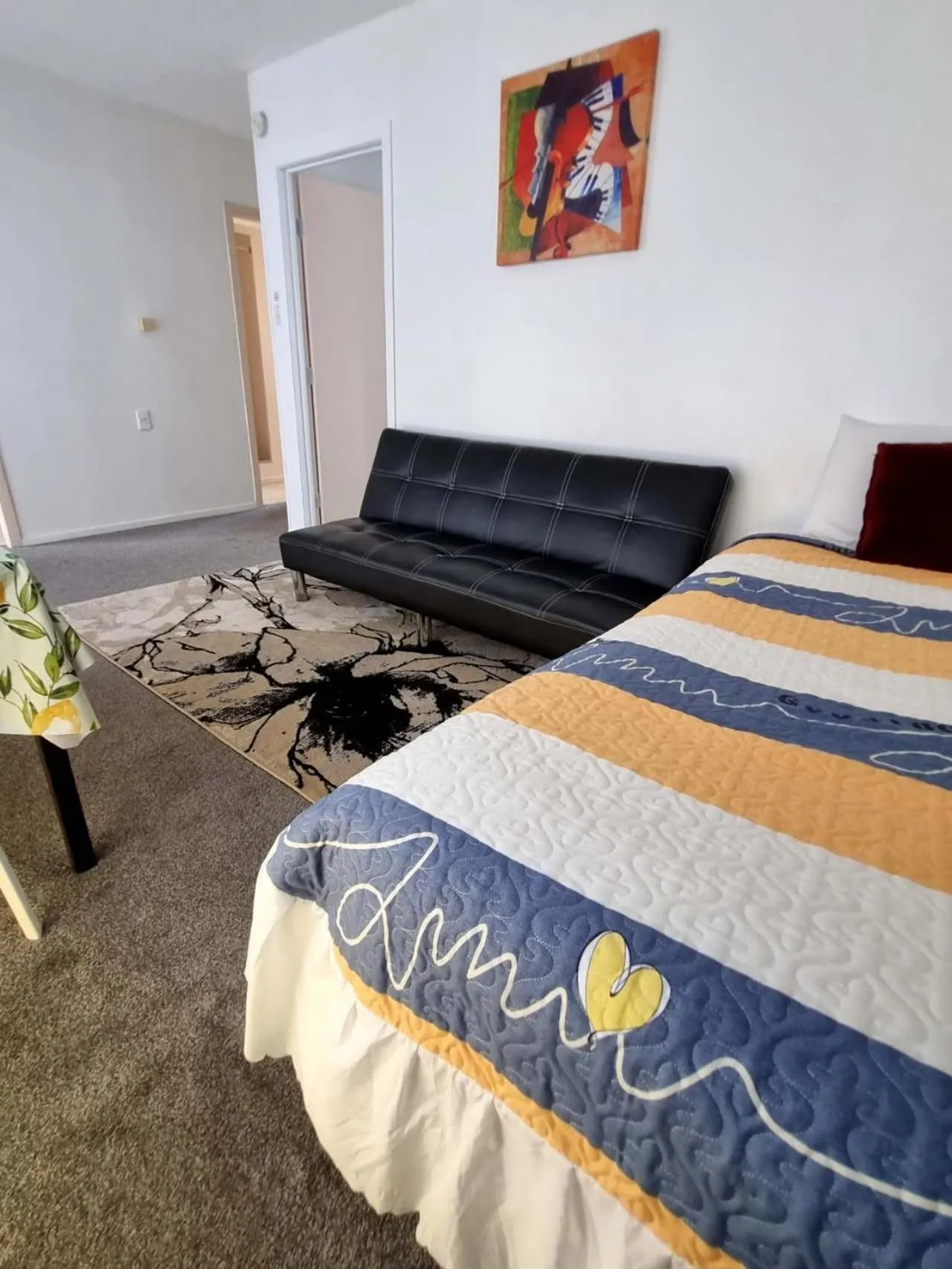 Living room, Bed in Cedar Lodge Motel Hamilton
