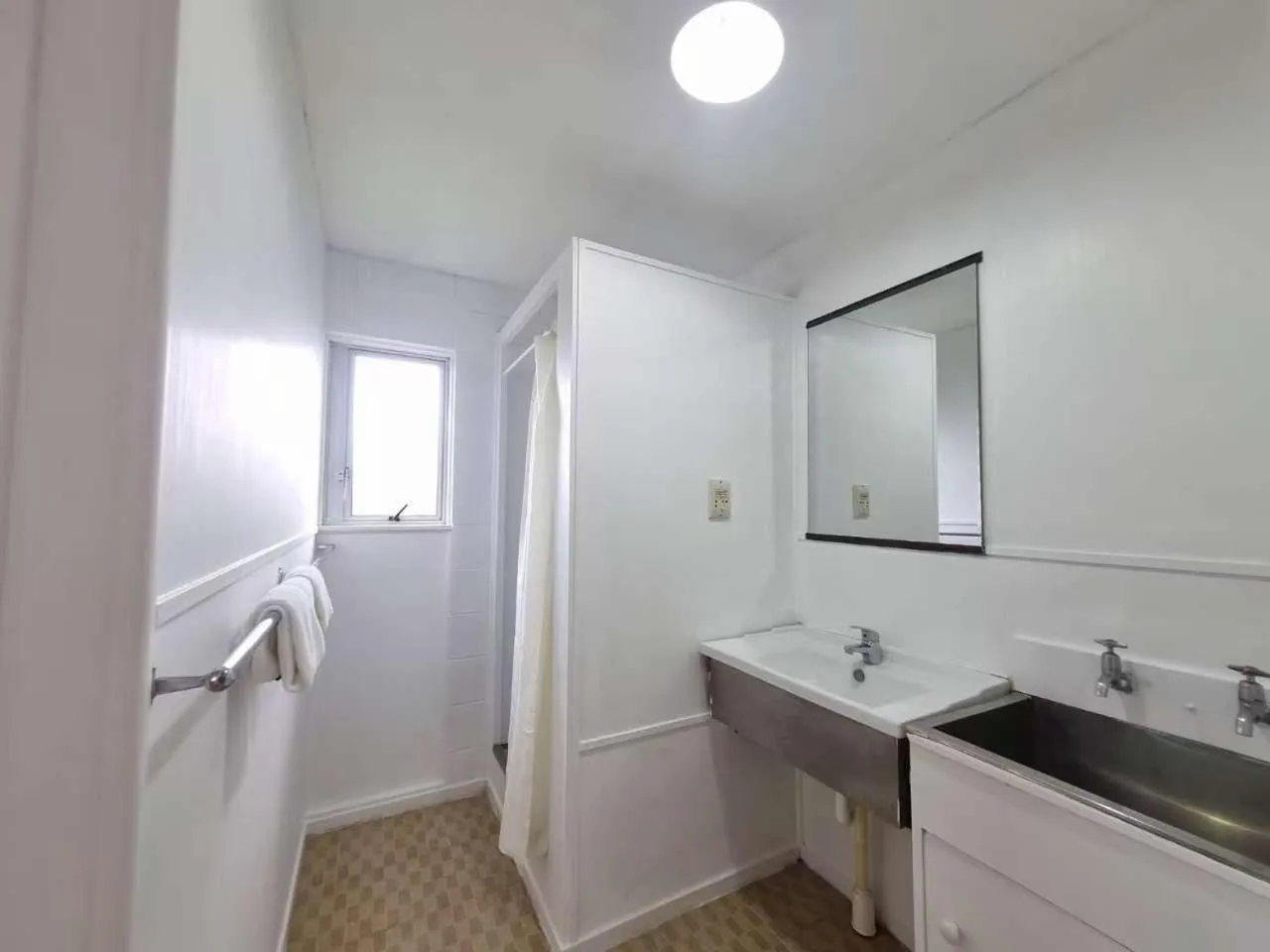 Bathroom in Cedar Lodge Motel Hamilton