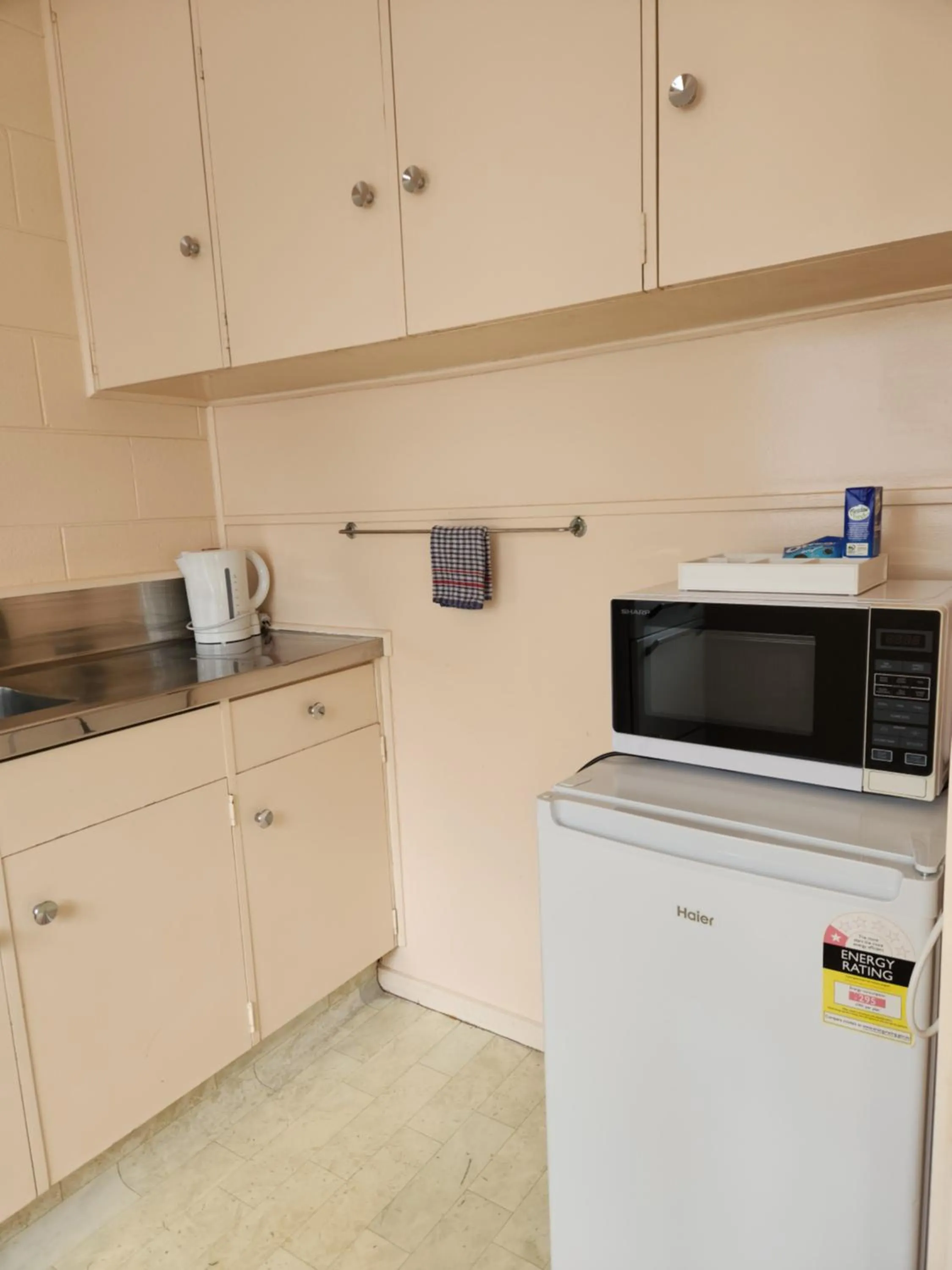 Kitchen or kitchenette in Cedar Lodge Motel Hamilton