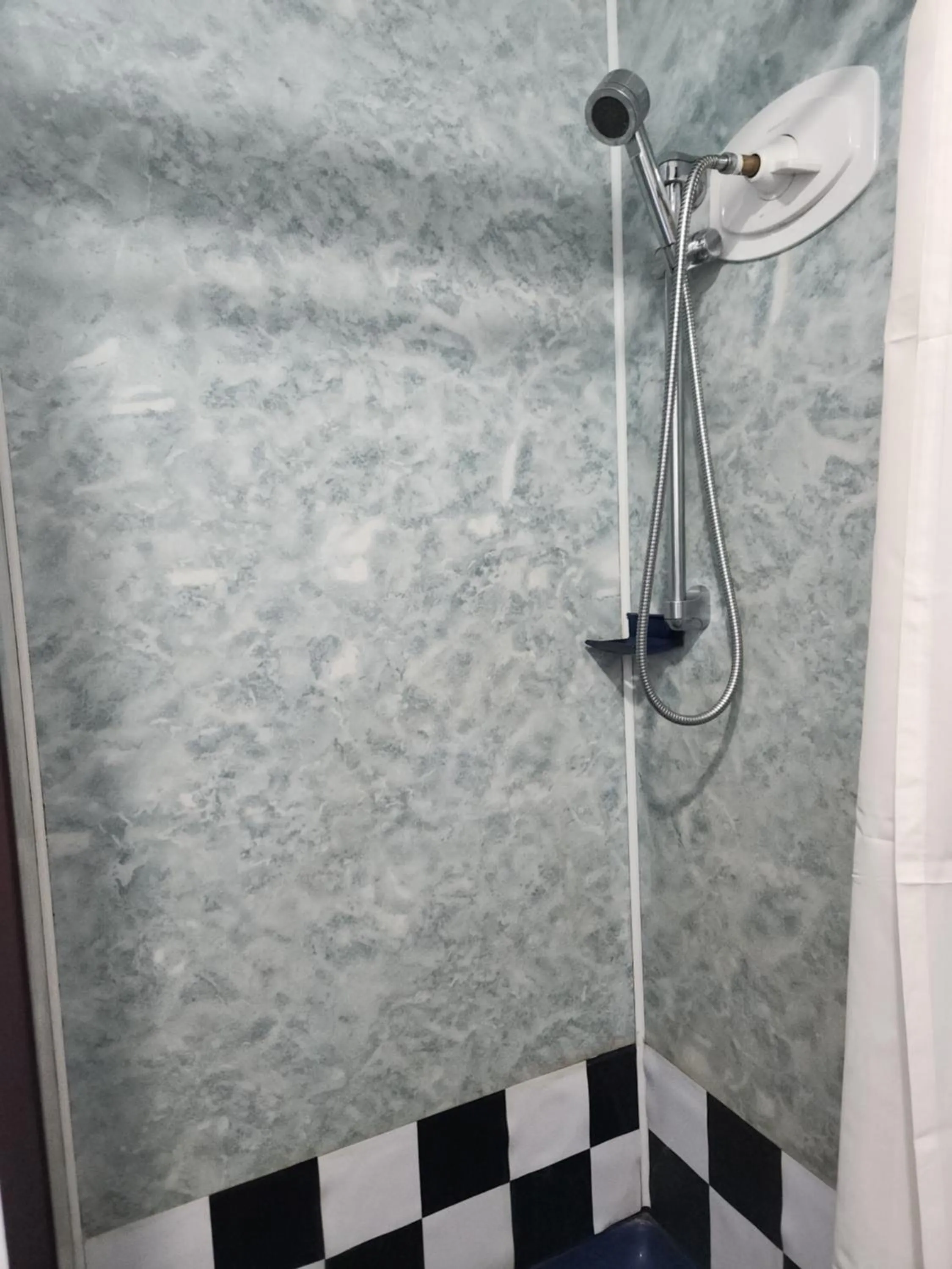 Shower in Cedar Lodge Motel Hamilton