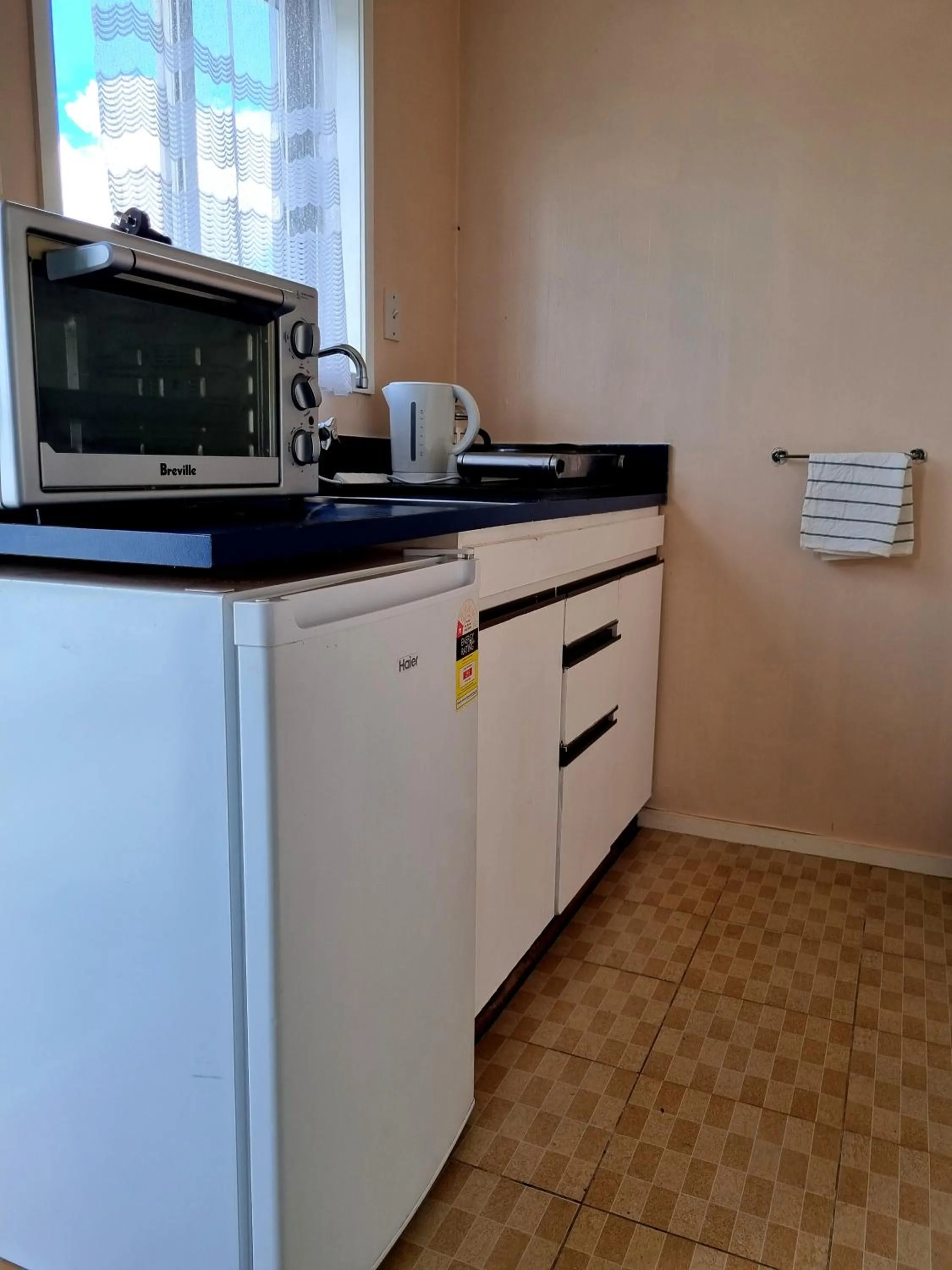 kitchen in Cedar Lodge Motel Hamilton