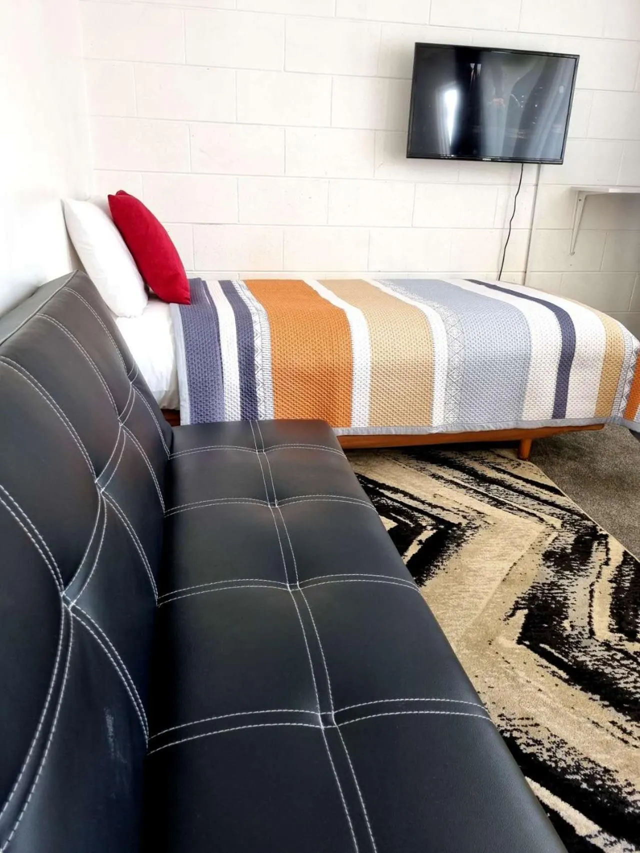 Living room, Bed in Cedar Lodge Motel Hamilton