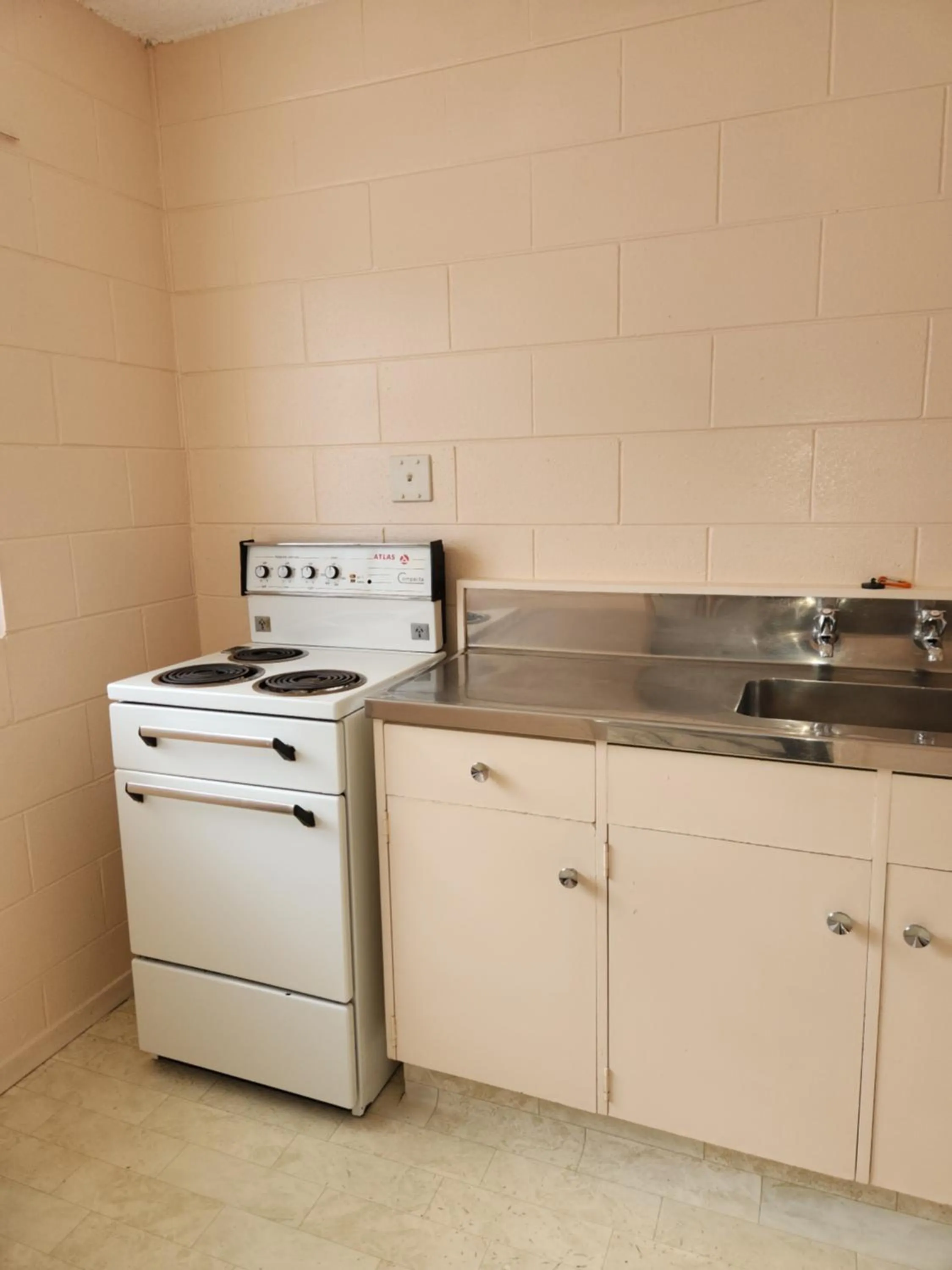Kitchen or kitchenette in Cedar Lodge Motel Hamilton