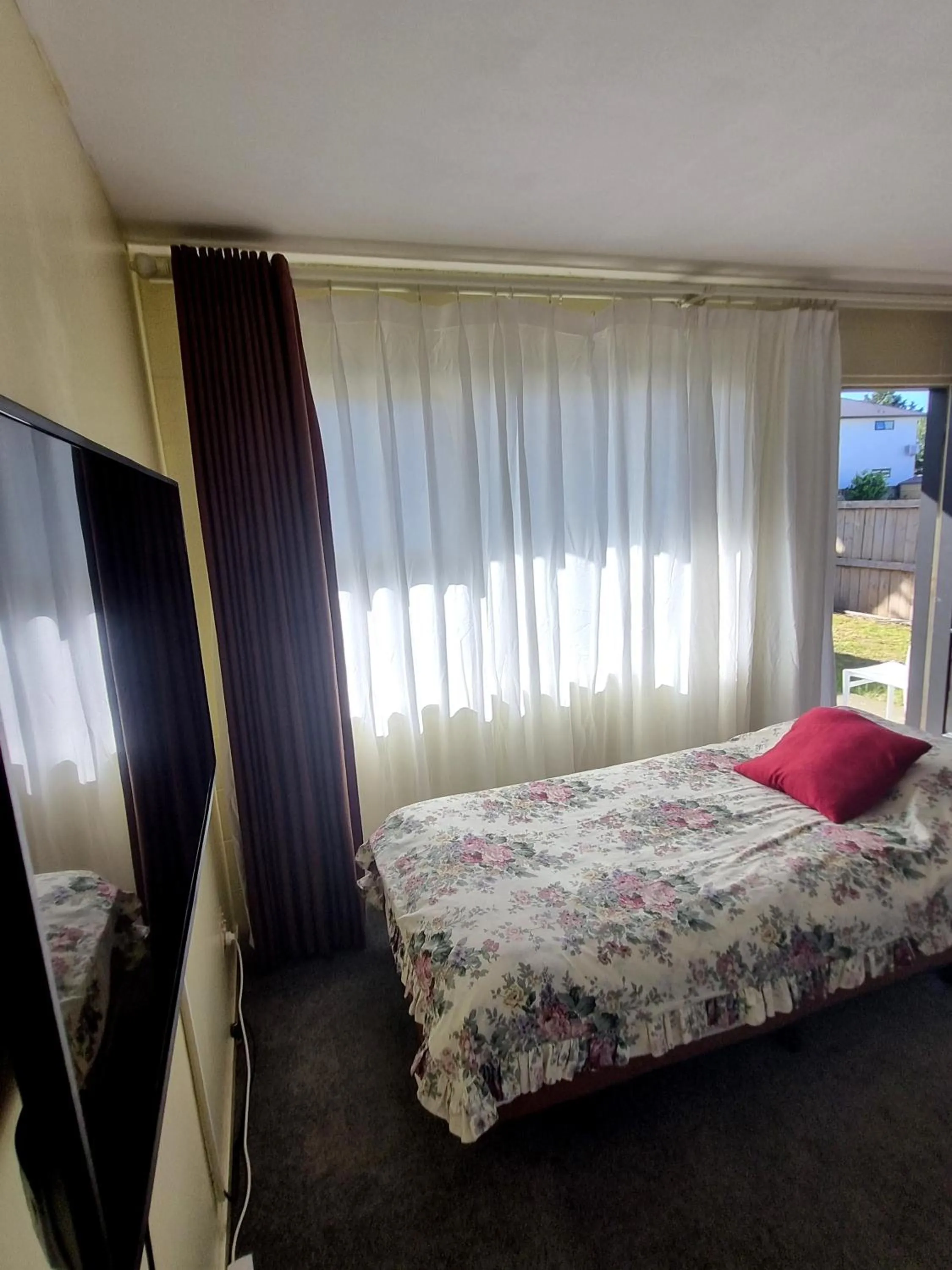 TV and multimedia, Bed in Cedar Lodge Motel Hamilton