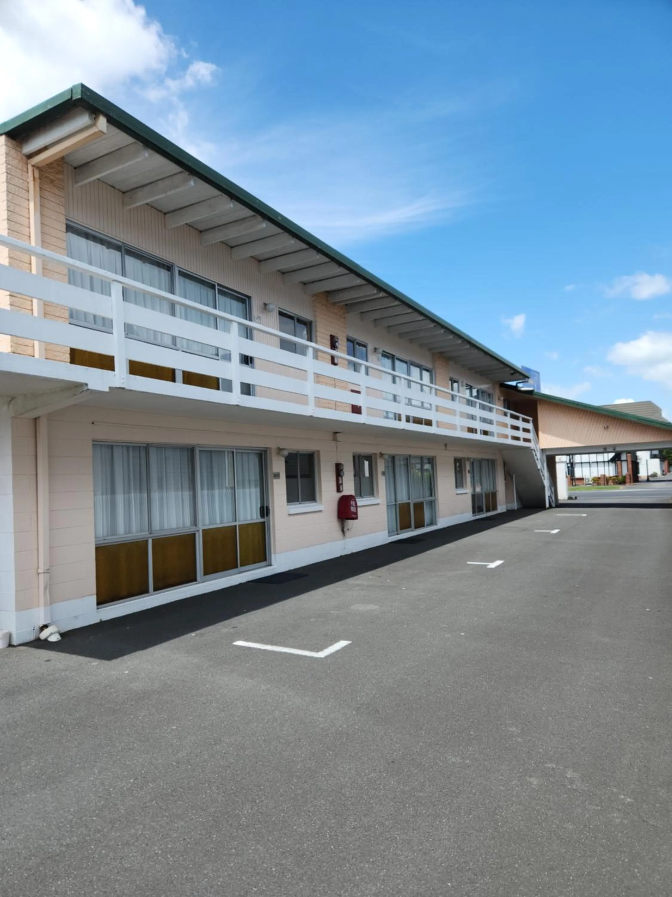 Property building in Cedar Lodge Motel Hamilton