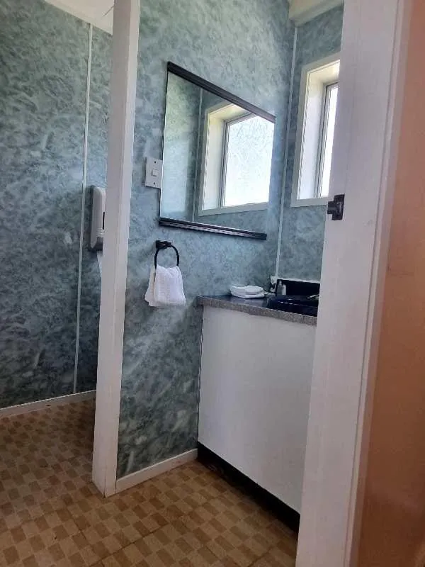 Bathroom in Cedar Lodge Motel Hamilton